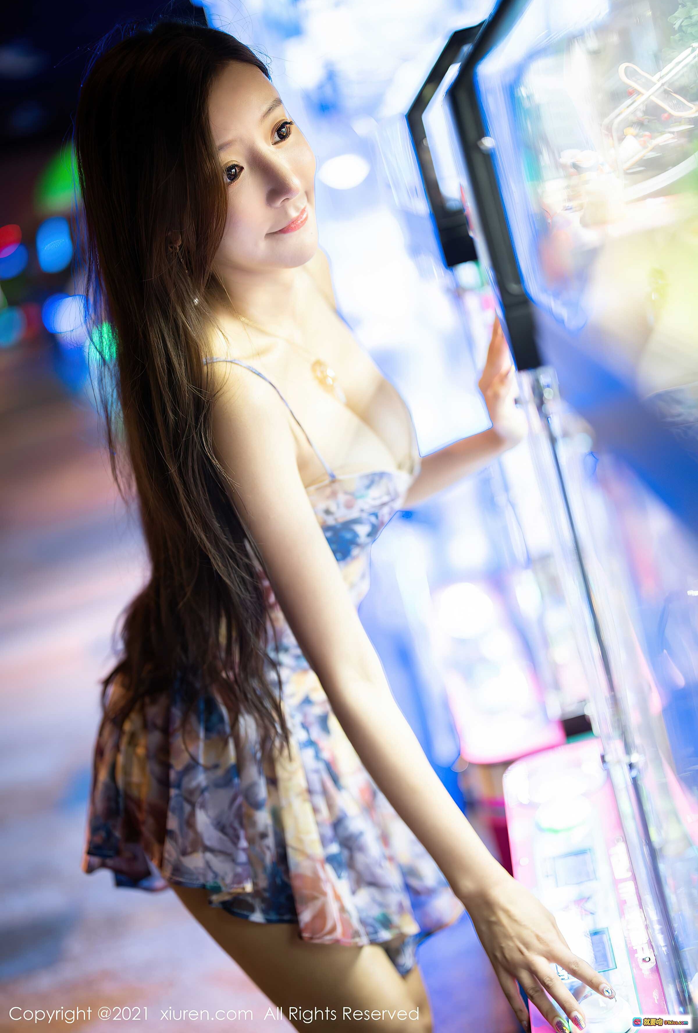 图片[4] - 王馨瑶yanni花裙高跟美腿写真｜秀人网2021外拍时尚性感大片 - 就要吻