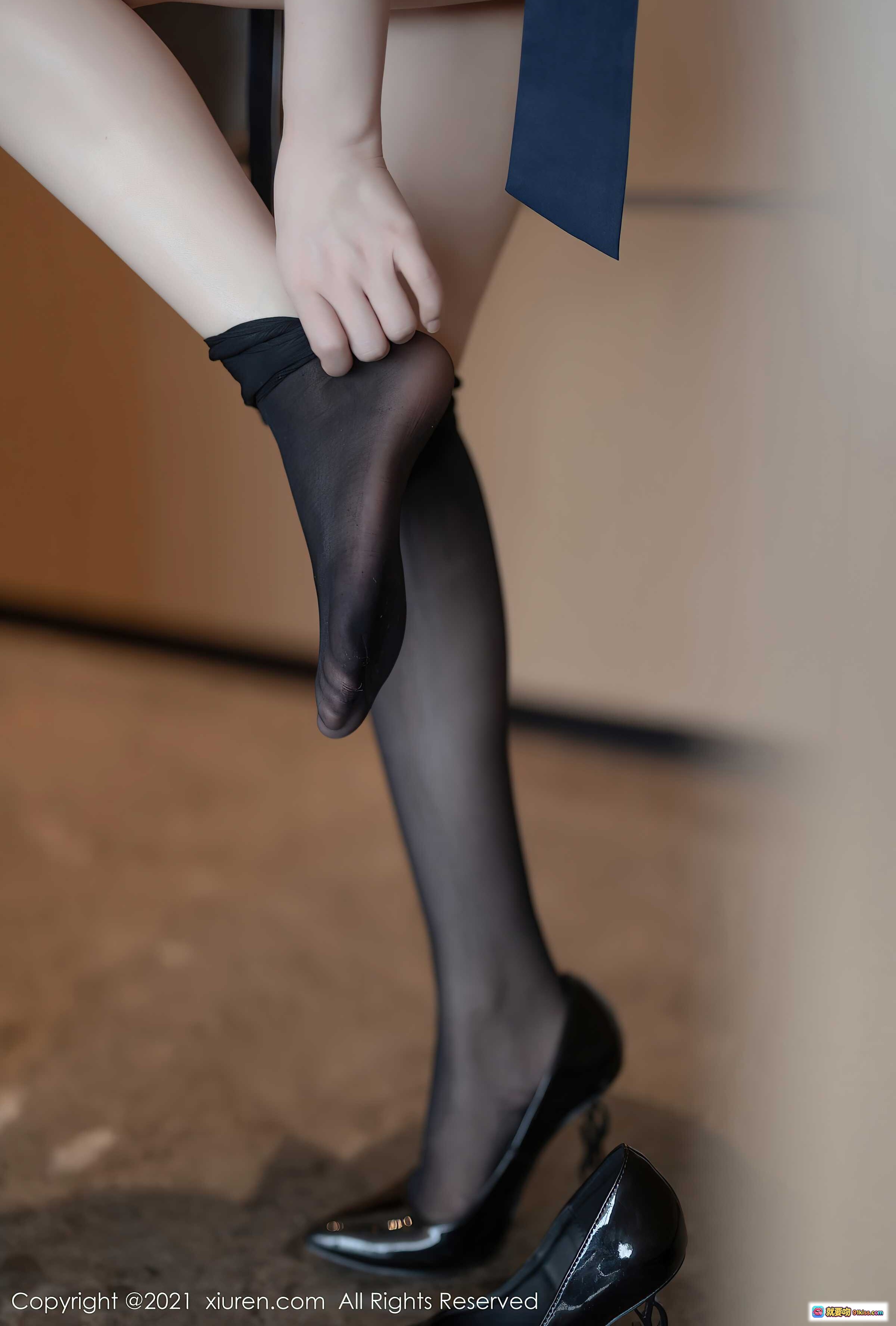 图片[3] - Cherry绯月樱性感写真｜黑丝美腿高跟鞋｜白色衬衫红内衣｜室内私房诱惑姿势｜XiuRen秀人网No.3525 - 就要吻