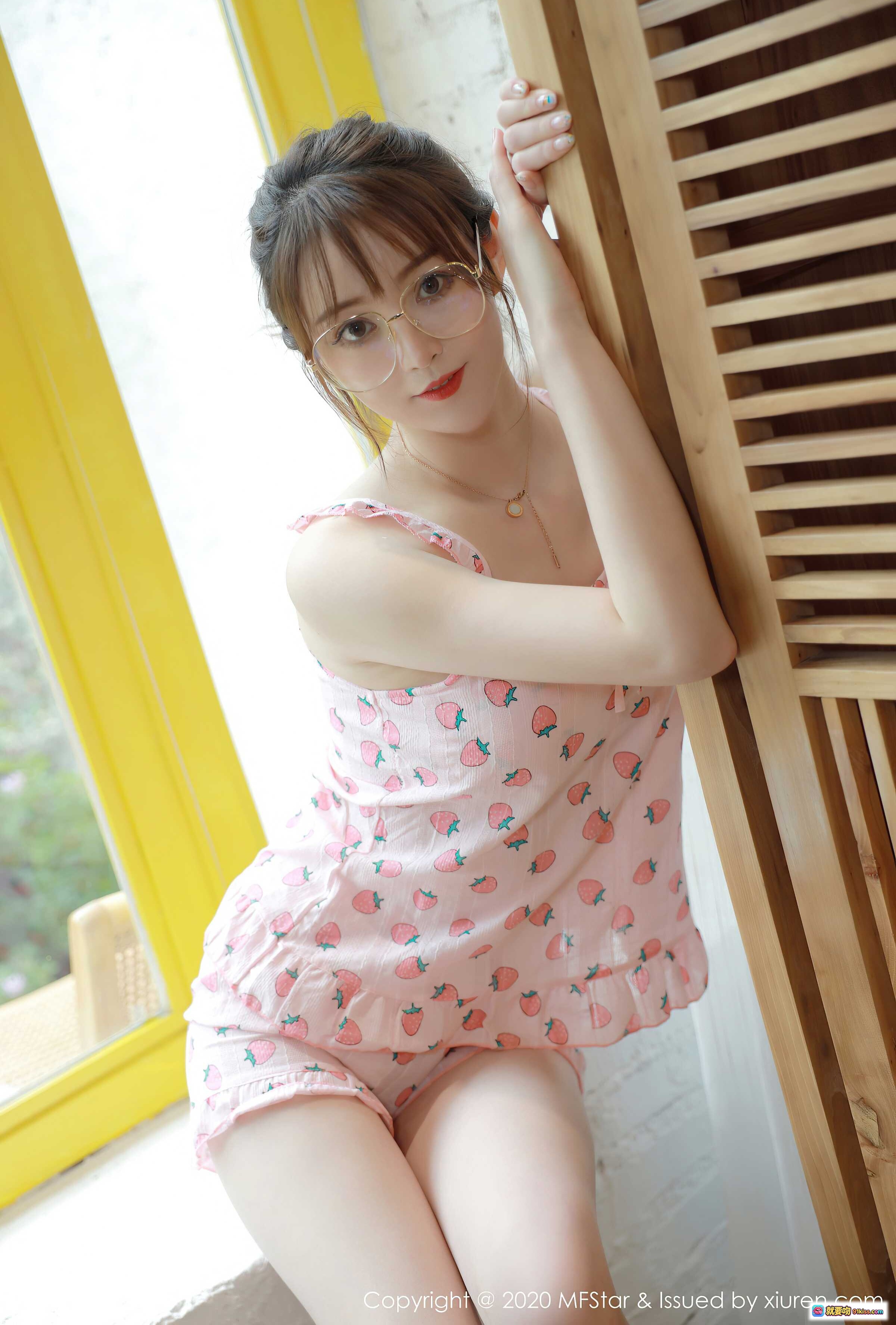 图片[6] - 清纯少女草莓睡衣写真 | MFStar模范学院Vol.349 | 窗边甜美居家风 | 2020年7月17日发布 - 就要吻