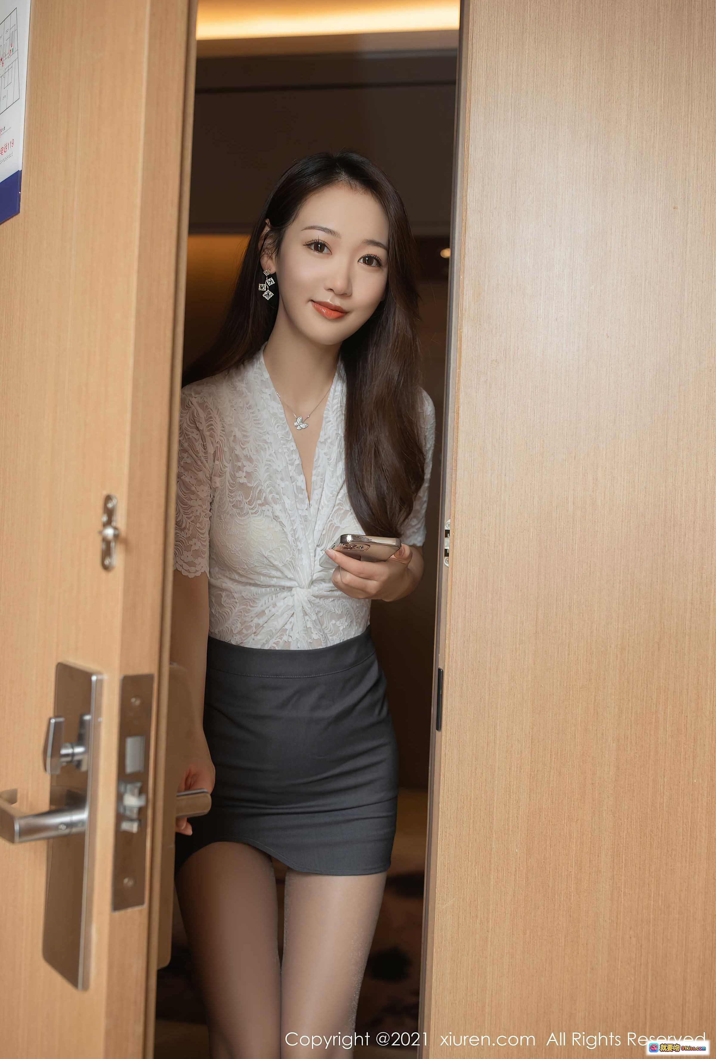 图片[6] - 唐安琪私房写真手机拍摄高清图 | XiuRen秀人网No.3722 2021.07.27 白衬衫床照美腿特写 - 就要吻