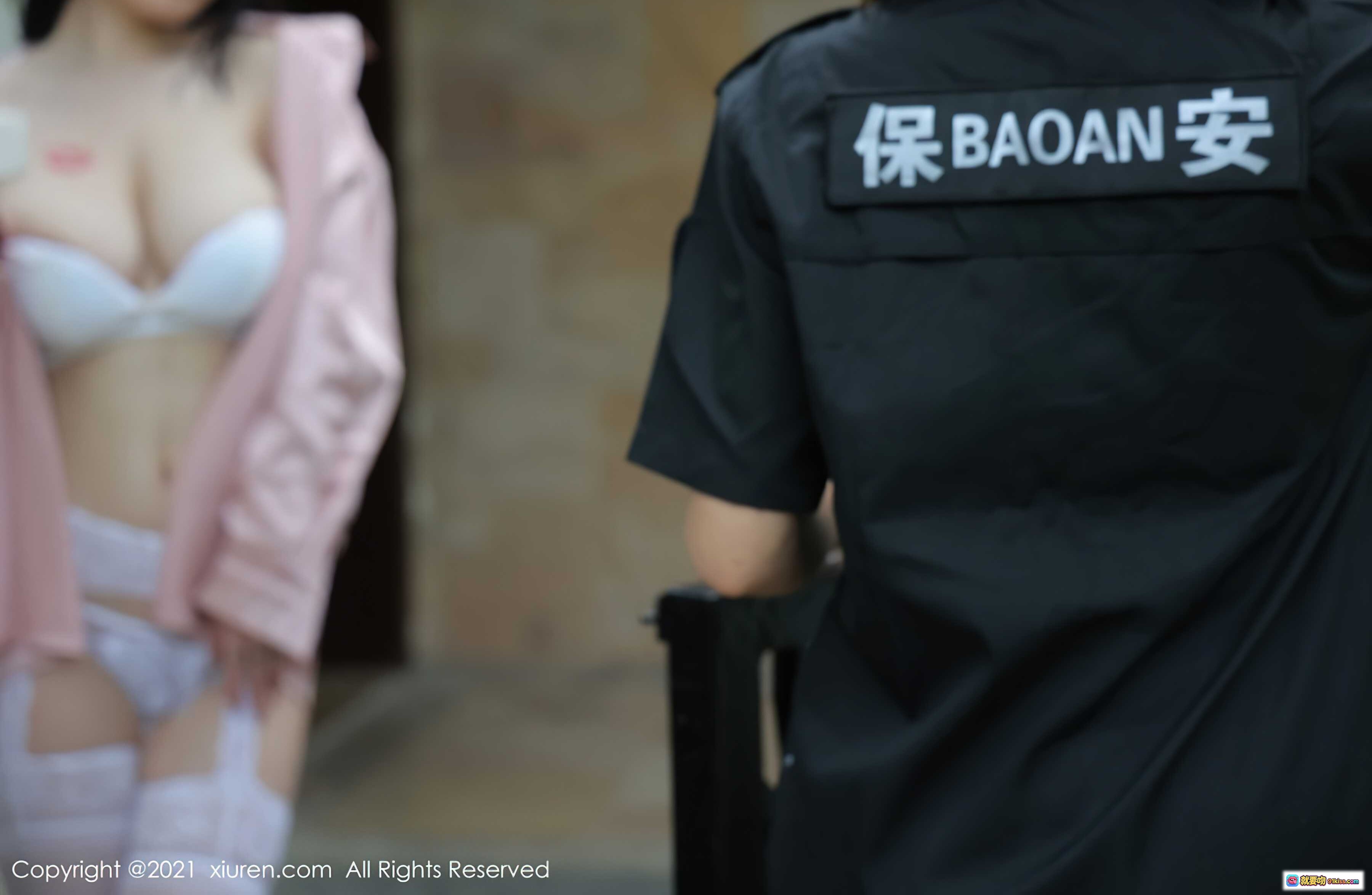 图片[4] - 保安制服女背影写真 | 黑色短袖保BAOAN安字样 | 秀人网2021模特合集高清图 - 就要吻