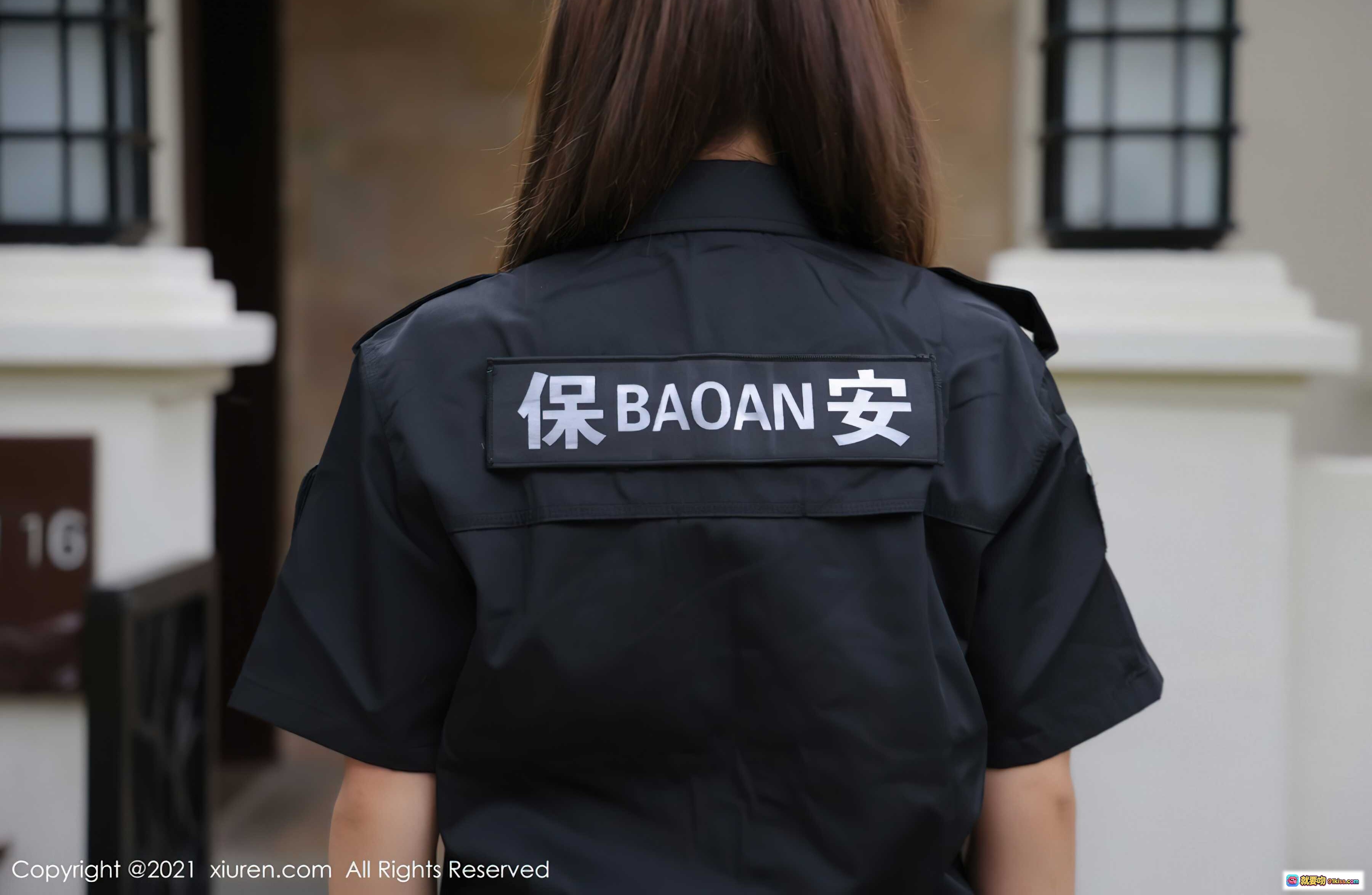 图片[1] - 保安制服女背影写真 | 黑色短袖保BAOAN安字样 | 秀人网2021模特合集高清图 - 就要吻