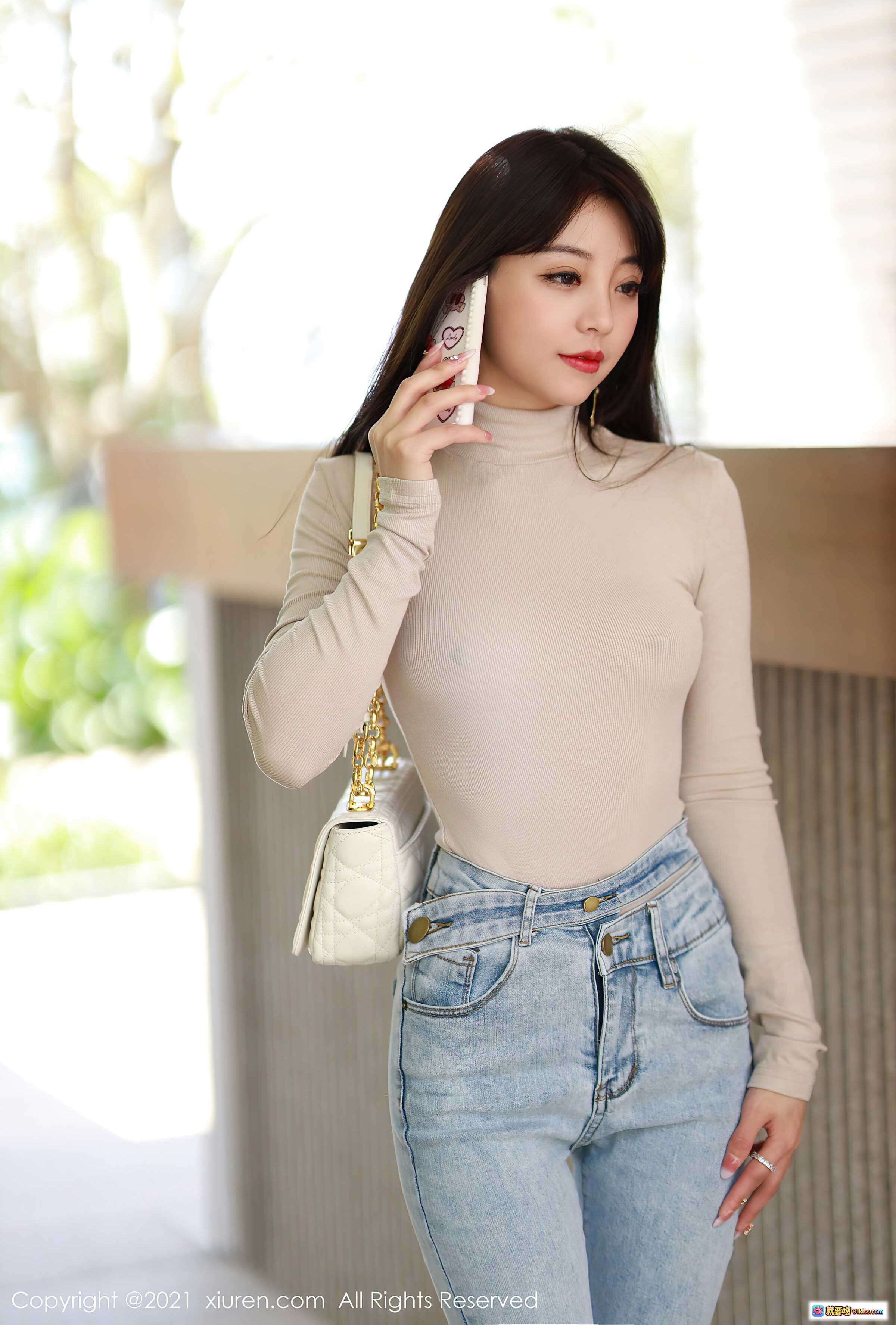 图片[6] - 佘贝拉bella白衫牛仔裤街拍写真｜秀人网2021.04.30 VOL.3369｜高腰紧身牛仔裤+长袖修身打底衫｜户外绿植背景时尚美拍 - 就要吻