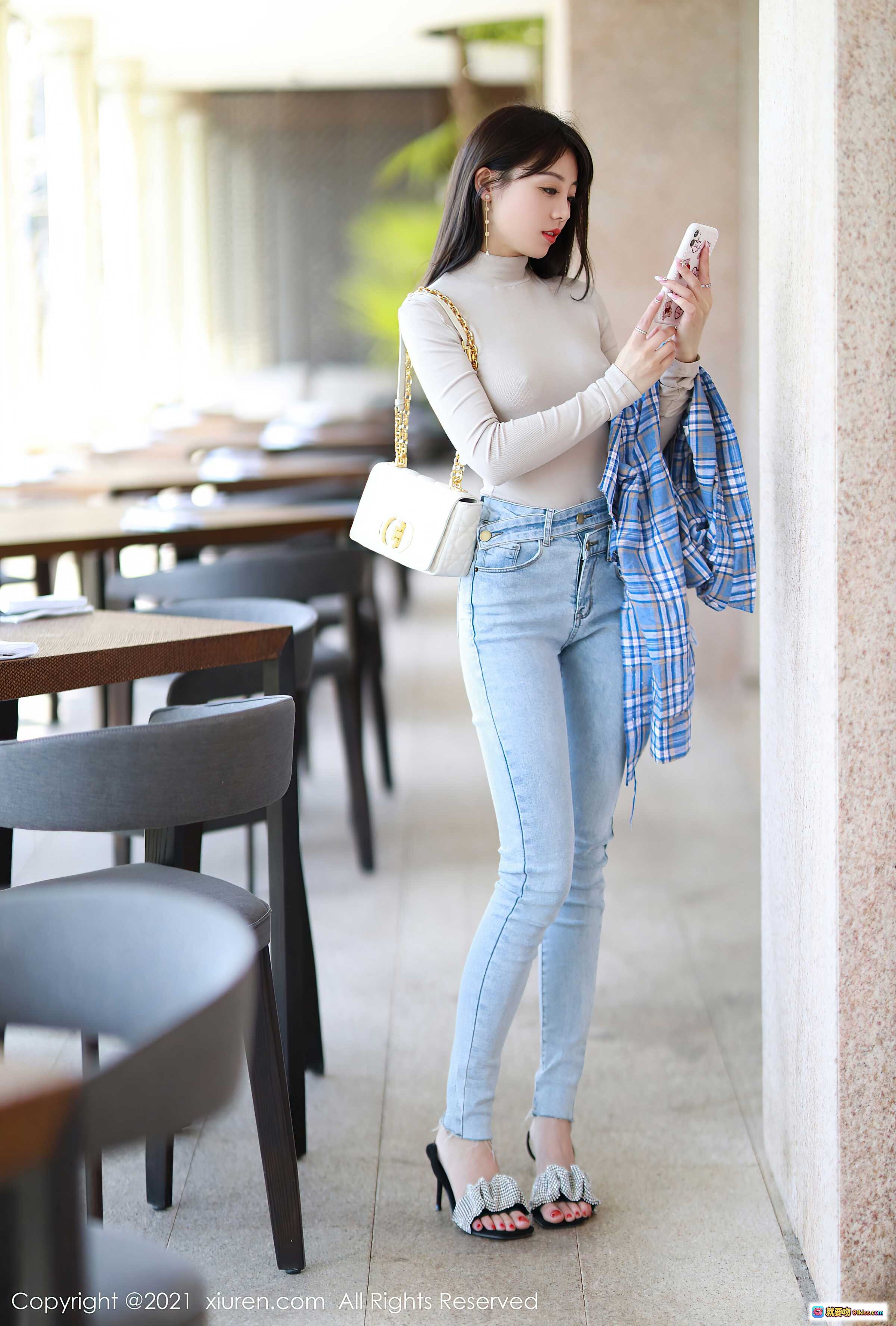 图片[10] - 佘贝拉bella白衫牛仔裤街拍写真｜秀人网2021.04.30 VOL.3369｜高腰紧身牛仔裤+长袖修身打底衫｜户外绿植背景时尚美拍 - 就要吻