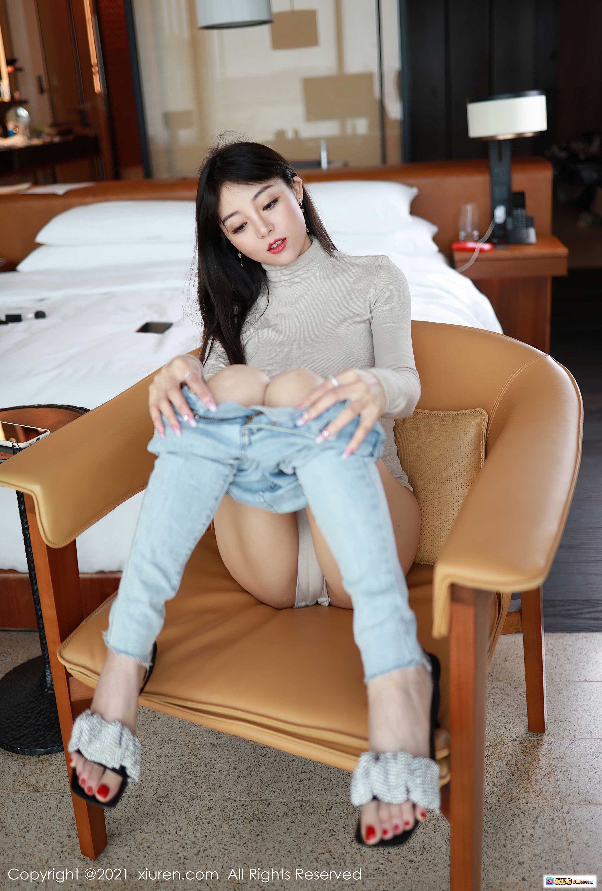 图片[5] - 佘贝拉bella白衫牛仔裤街拍写真｜秀人网2021.04.30 VOL.3369｜高腰紧身牛仔裤+长袖修身打底衫｜户外绿植背景时尚美拍 - 就要吻