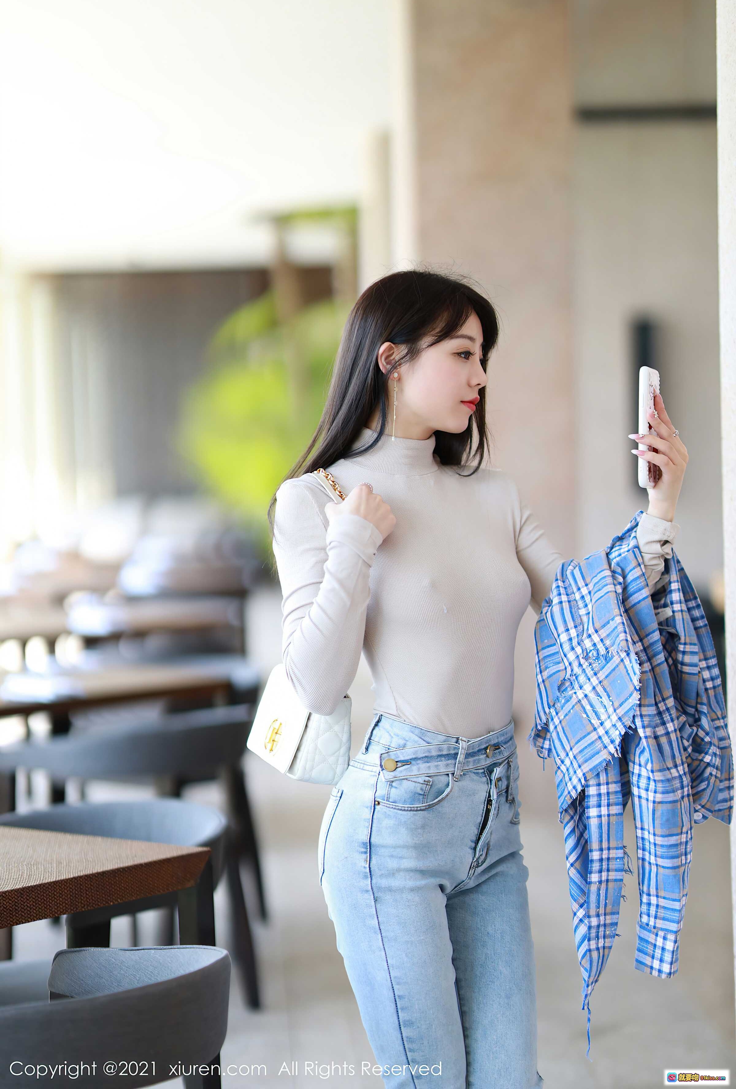 图片[7] - 佘贝拉bella白衫牛仔裤街拍写真｜秀人网2021.04.30 VOL.3369｜高腰紧身牛仔裤+长袖修身打底衫｜户外绿植背景时尚美拍 - 就要吻