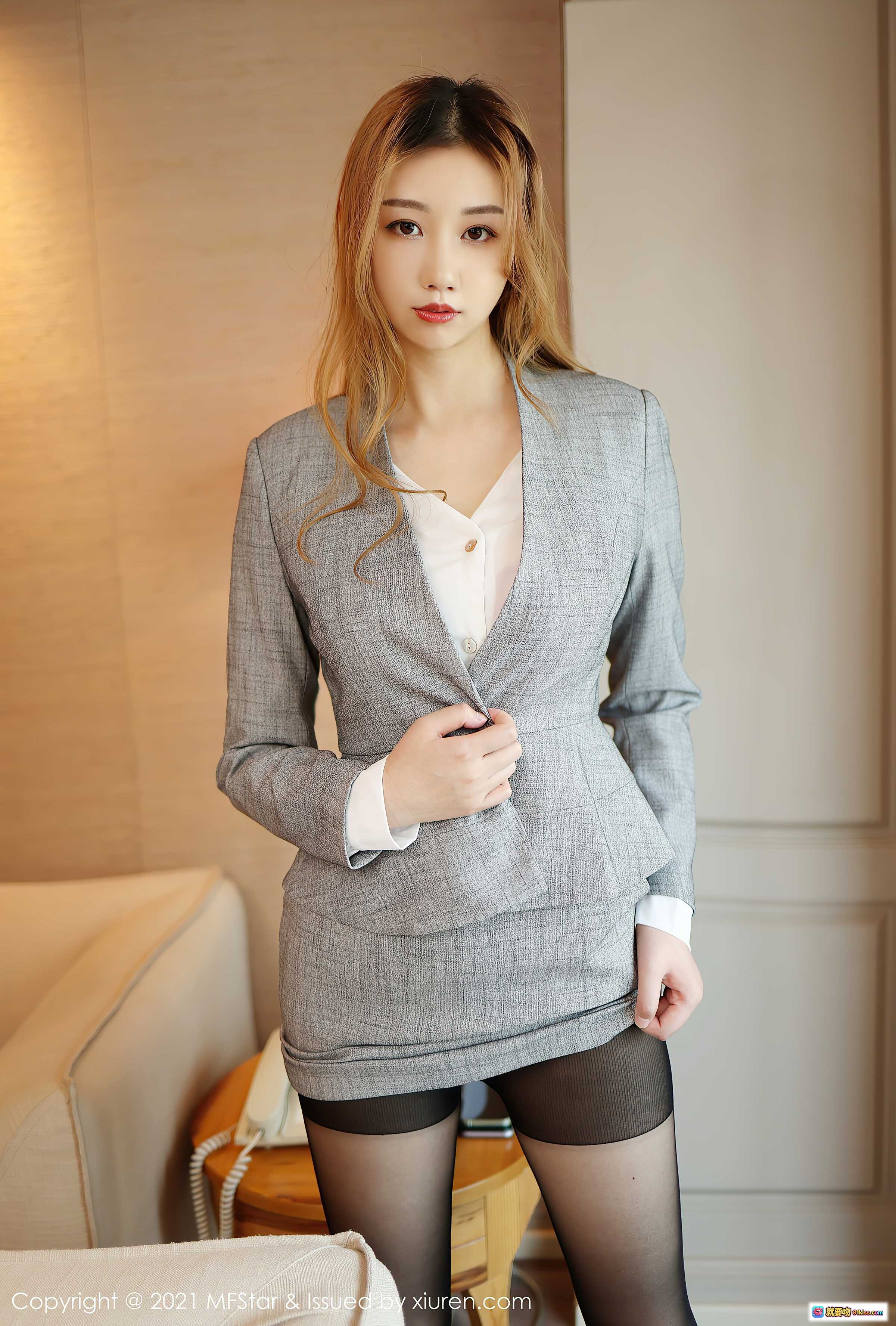 图片[8] - MFStar模范学院芊澄2021.03.29 Vol.475 灰色西装短裙黑丝高跟职场性感写真 - 就要吻