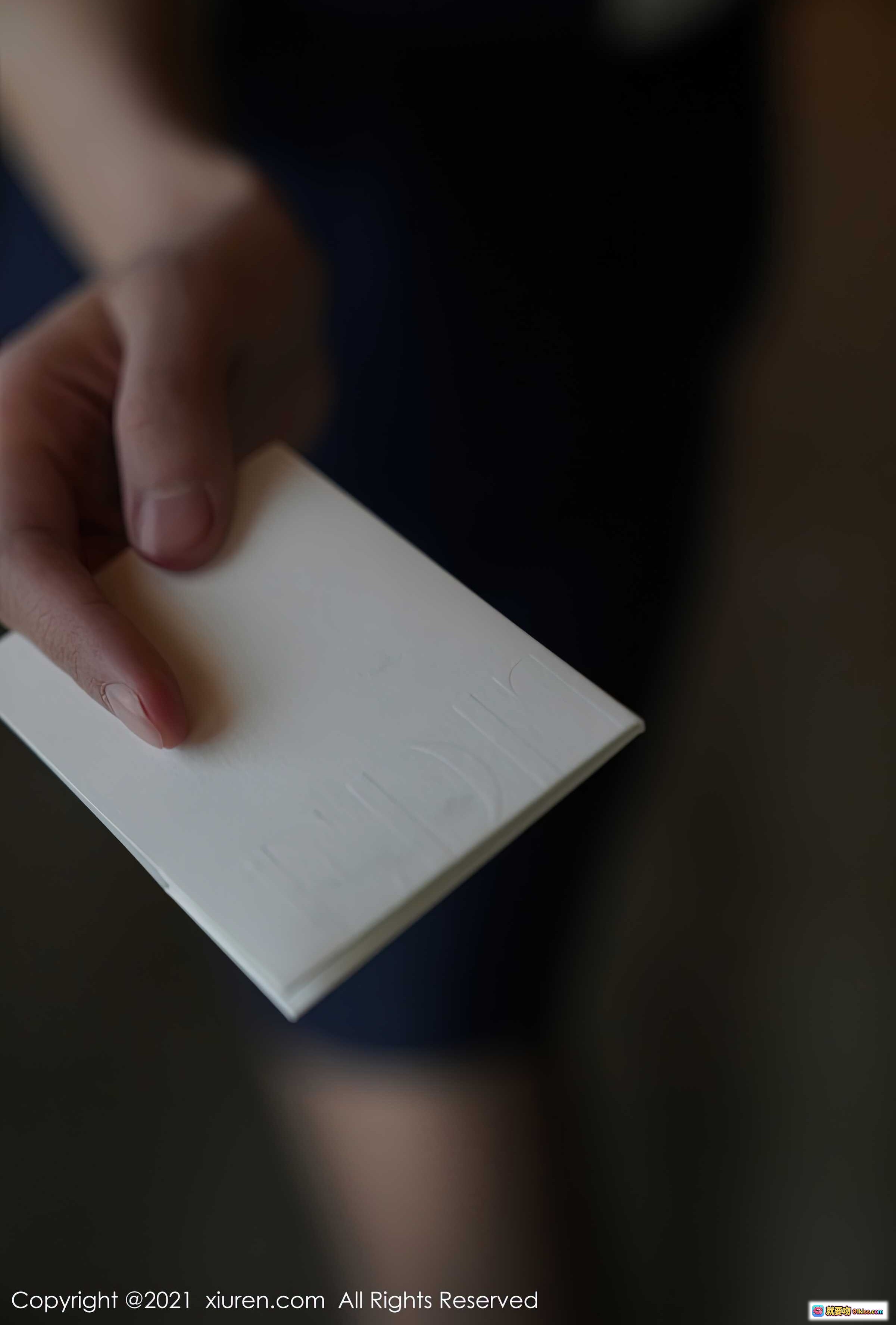 图片[8] - 葛征优雅职场风写真｜深蓝西装白衬衫搭配｜手持手机专注神情｜暖光背景氛围感十足｜XiuRen秀人网2021精选图集 - 就要吻