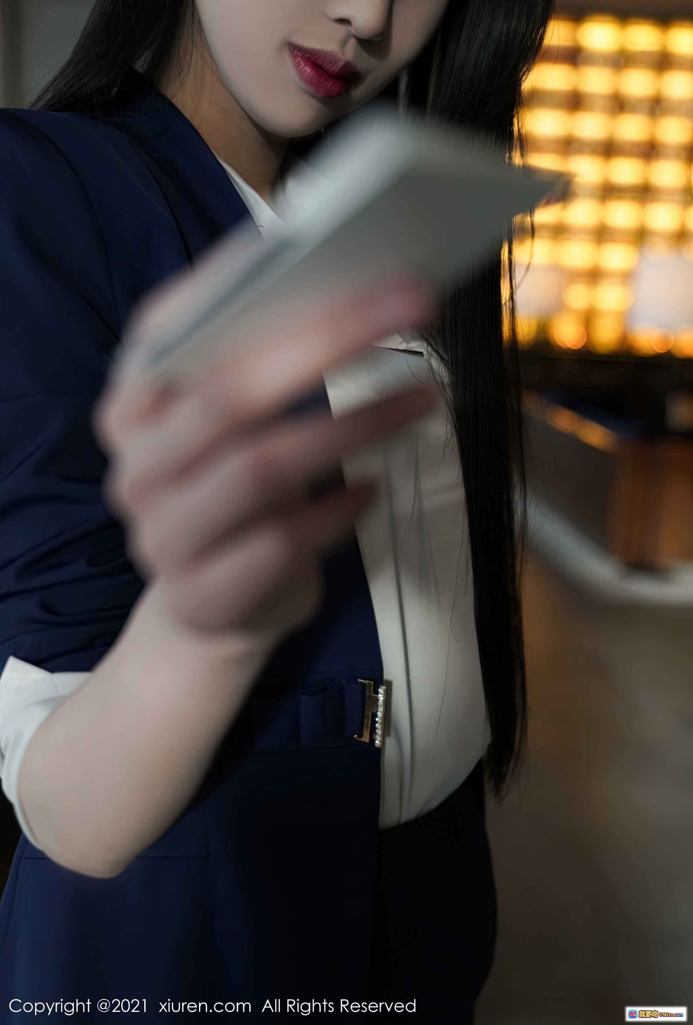 图片[1] - 葛征优雅职场风写真｜深蓝西装白衬衫搭配｜手持手机专注神情｜暖光背景氛围感十足｜XiuRen秀人网2021精选图集 - 就要吻