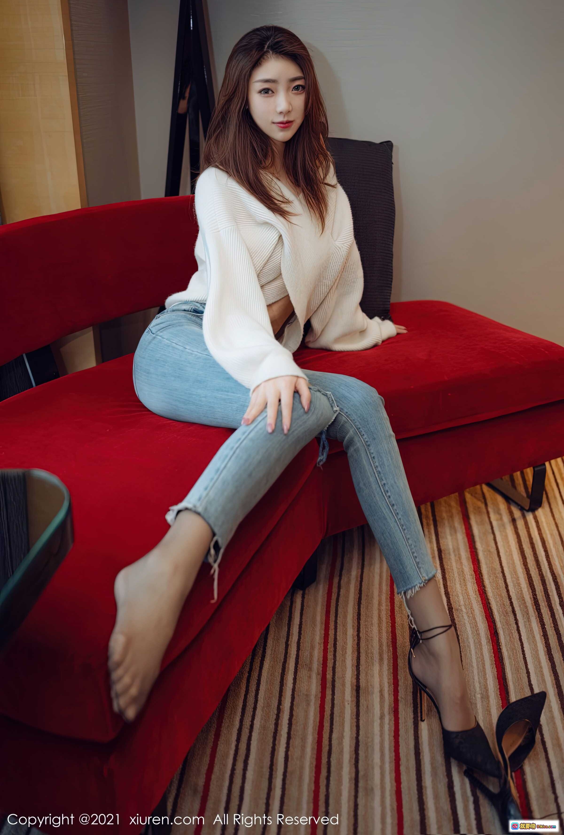 图片[6] - 可樂Vicky紅色沙發慵懶自拍 | 白色毛衣牛仔褲時尚穿搭 | 高跟鞋美腿寫真 | XiuRen秀人網2021精選 - 就要吻