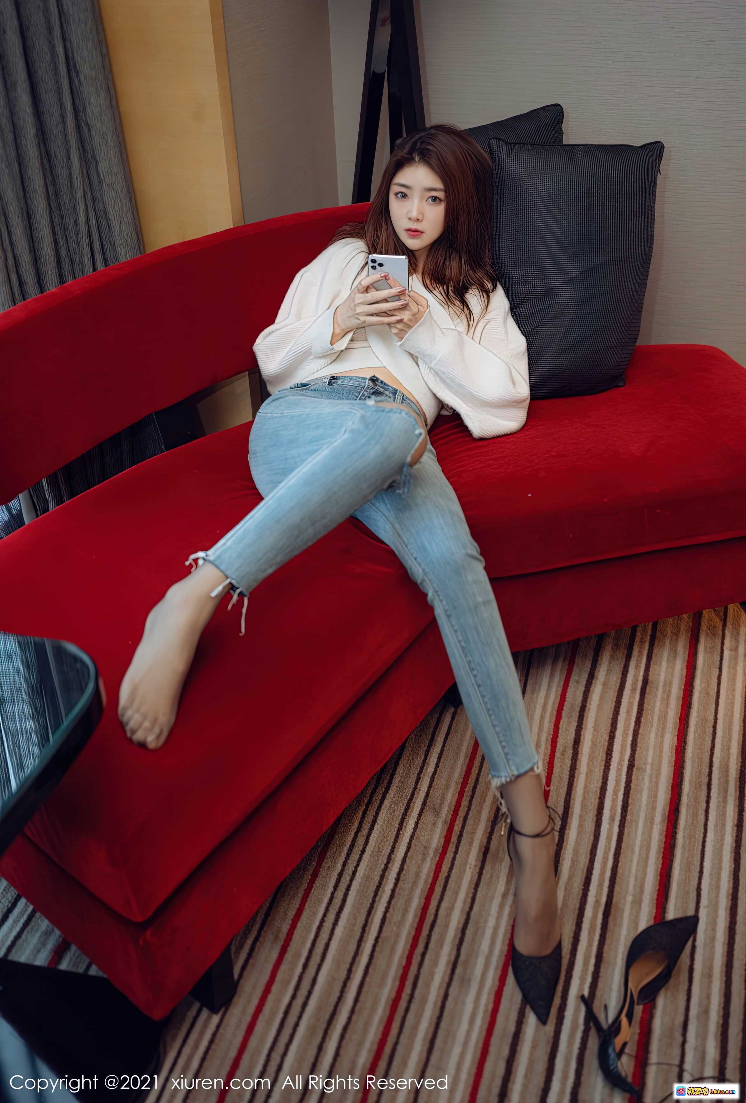 图片[1] - 可樂Vicky紅色沙發慵懶自拍 | 白色毛衣牛仔褲時尚穿搭 | 高跟鞋美腿寫真 | XiuRen秀人網2021精選 - 就要吻