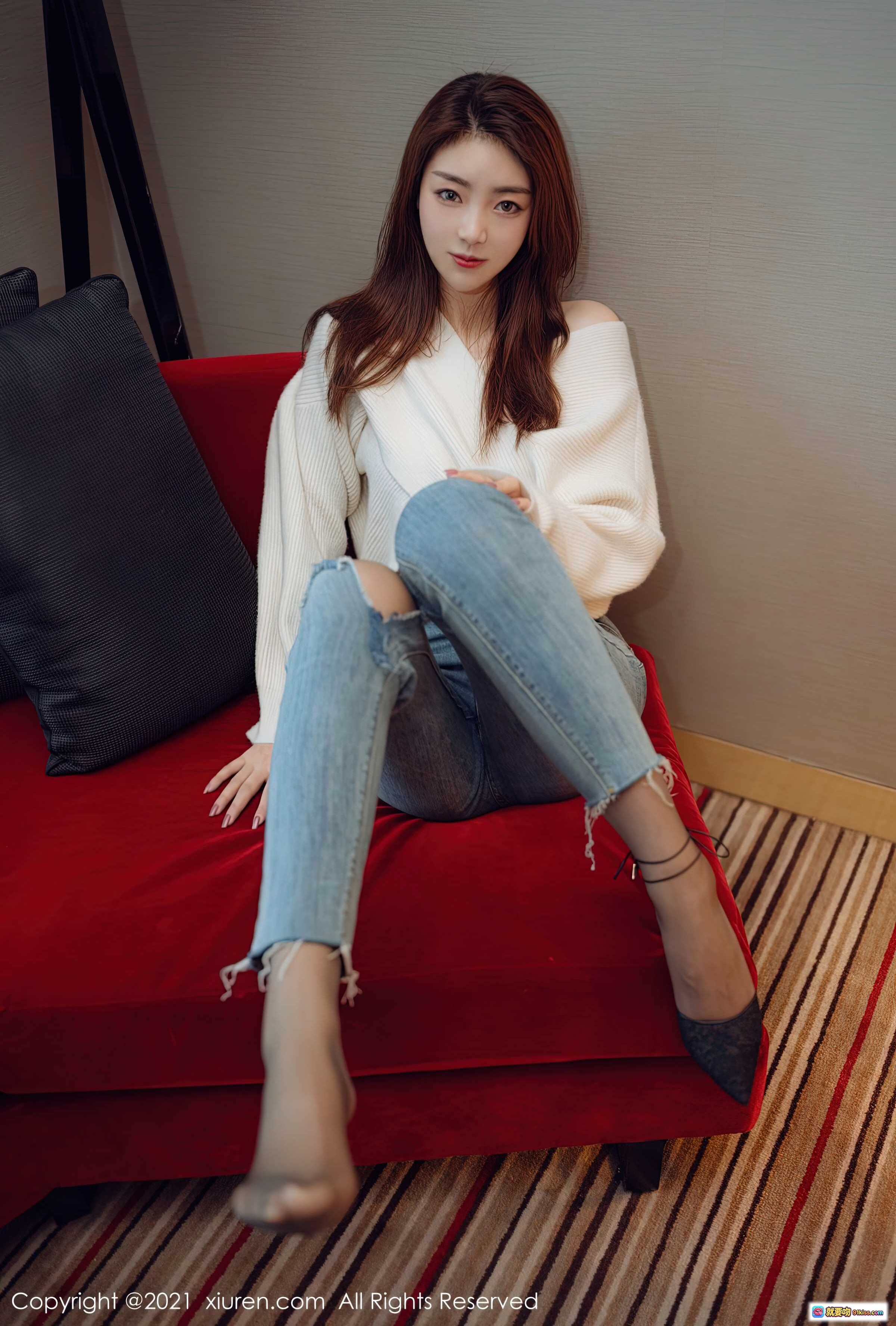 图片[8] - 可樂Vicky紅色沙發慵懶自拍 | 白色毛衣牛仔褲時尚穿搭 | 高跟鞋美腿寫真 | XiuRen秀人網2021精選 - 就要吻