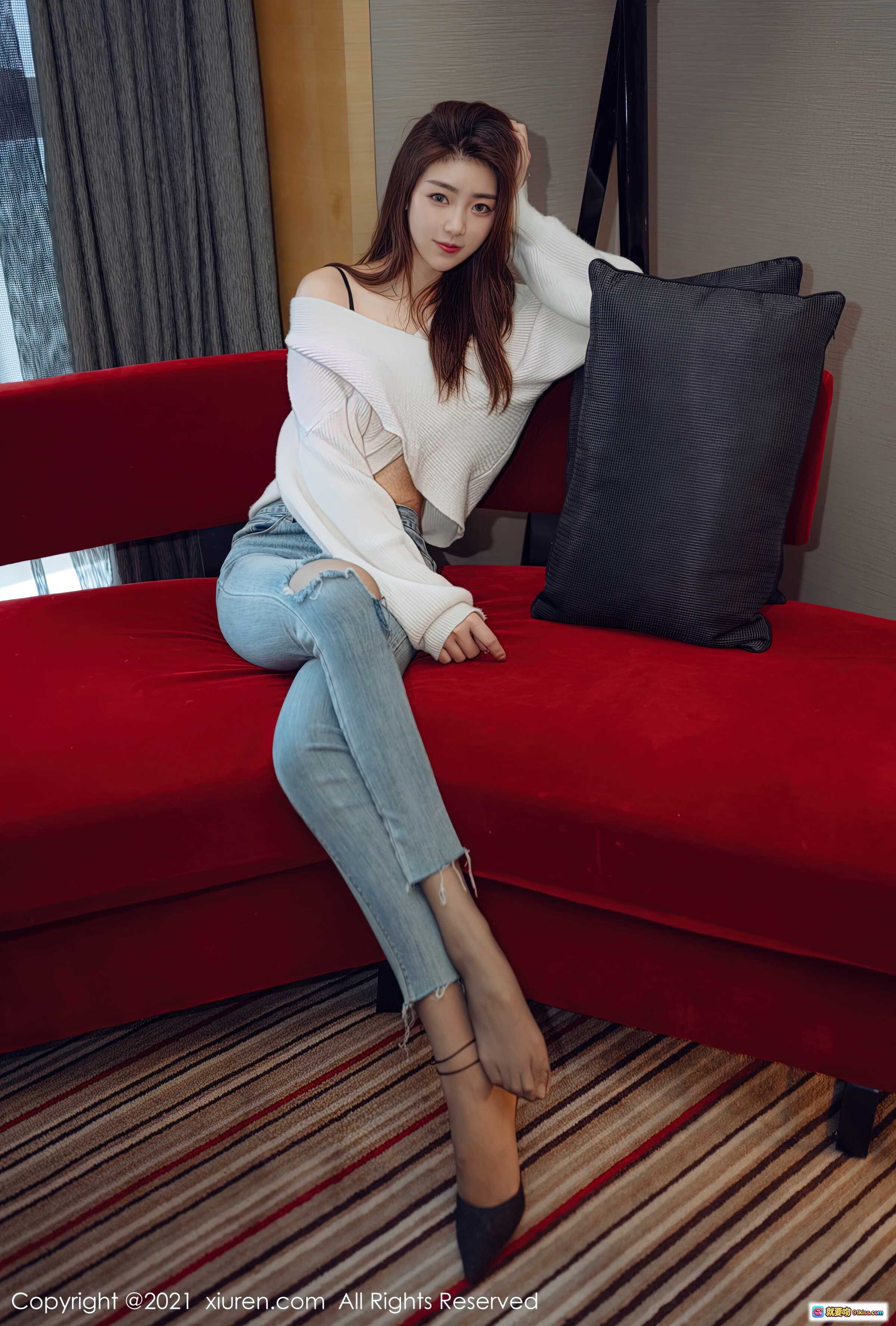图片[10] - 可樂Vicky紅色沙發慵懶自拍 | 白色毛衣牛仔褲時尚穿搭 | 高跟鞋美腿寫真 | XiuRen秀人網2021精選 - 就要吻