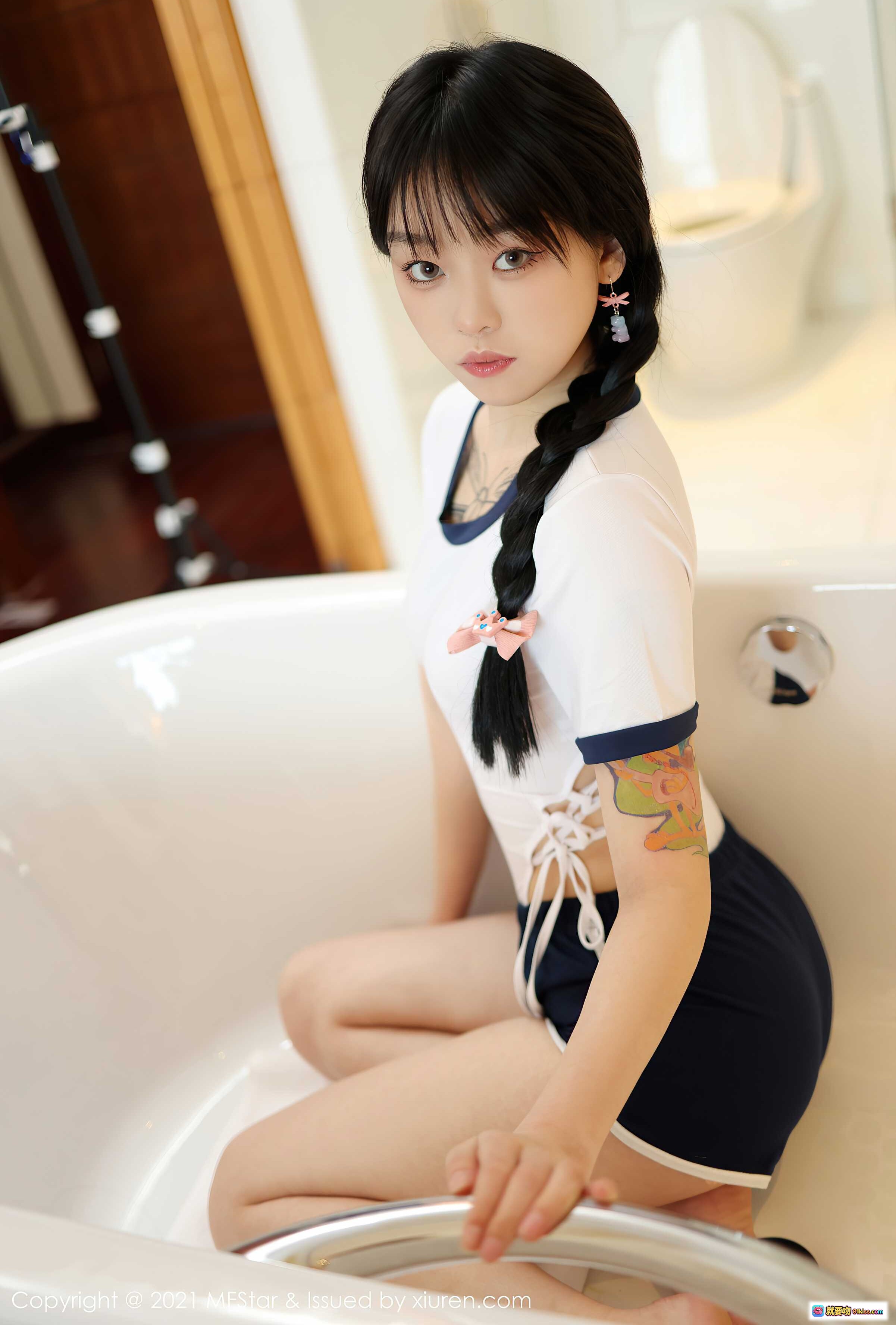 图片[7] - MFStar模范学院2021.07.21 Vol.515 奶瓶写真 白色系T恤+深蓝短裤 浴缸坐姿 长辫蝴蝶结纹身少女风清新私房照 - 就要吻