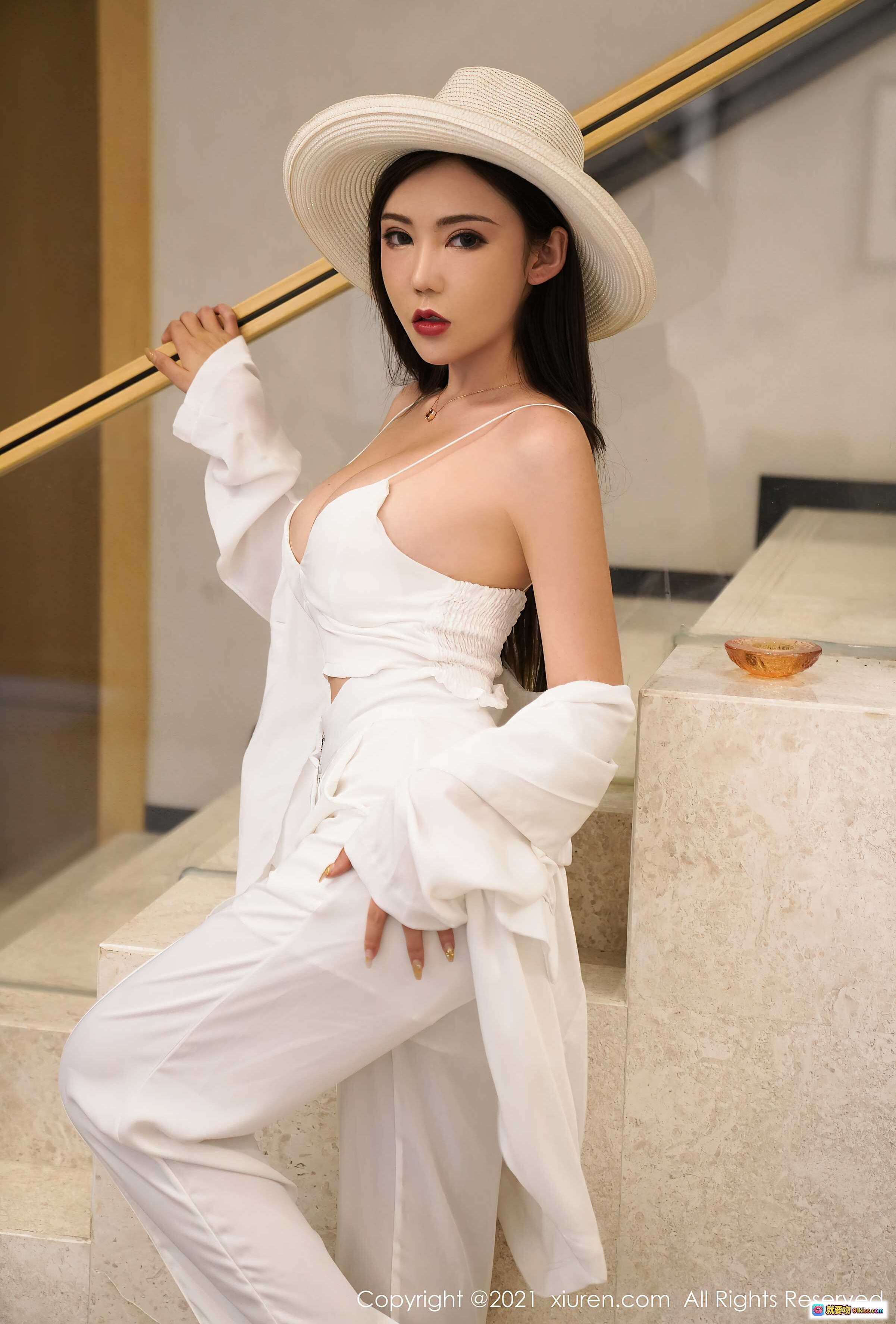 图片[1] - 萌汉药baby白色吊带套装搭配宽檐草帽楼梯写真 – XIUREN秀人网2021.04.22 VOL.3332优雅性感时尚大片 - 就要吻