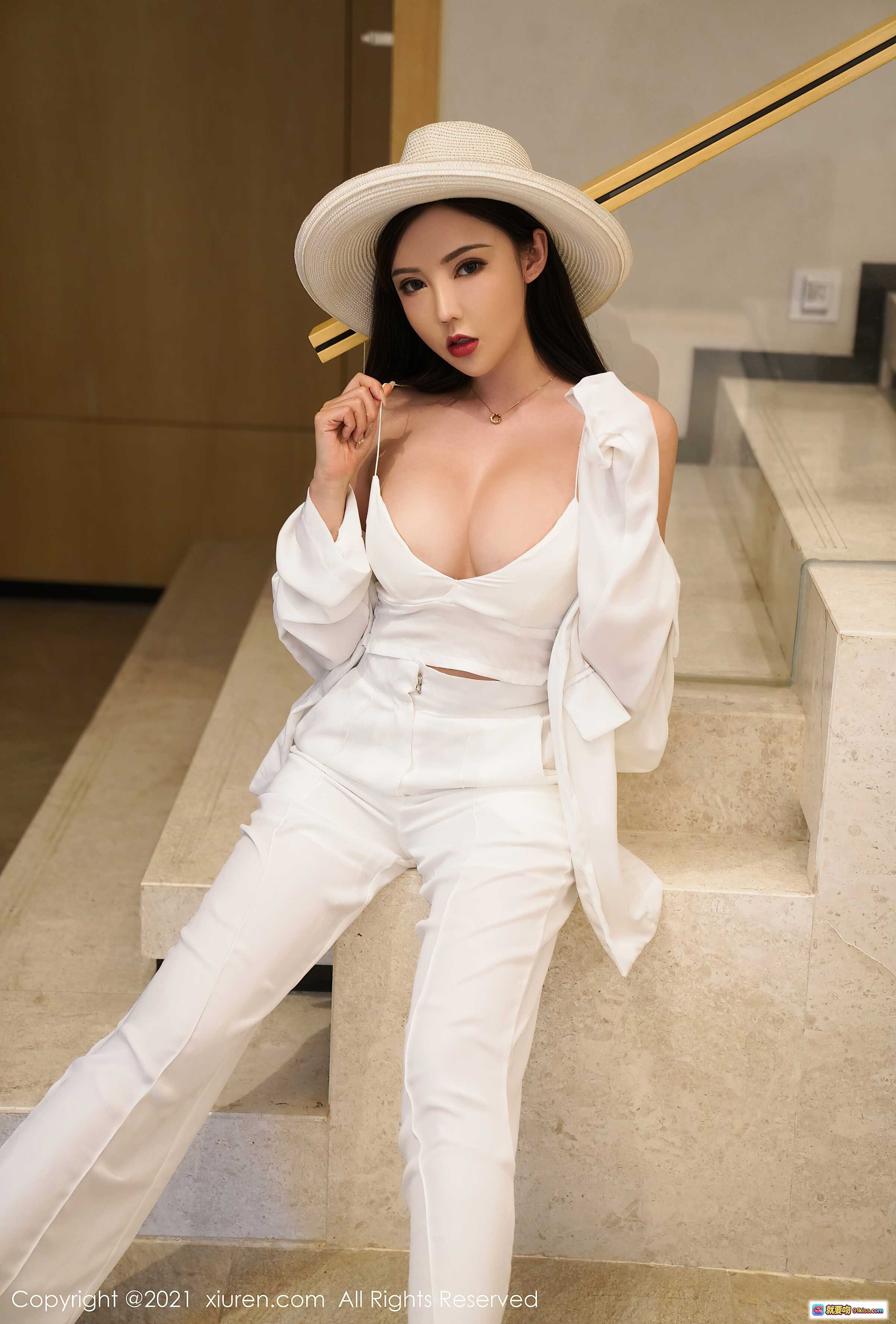 图片[8] - 萌汉药baby白色吊带套装搭配宽檐草帽楼梯写真 – XIUREN秀人网2021.04.22 VOL.3332优雅性感时尚大片 - 就要吻