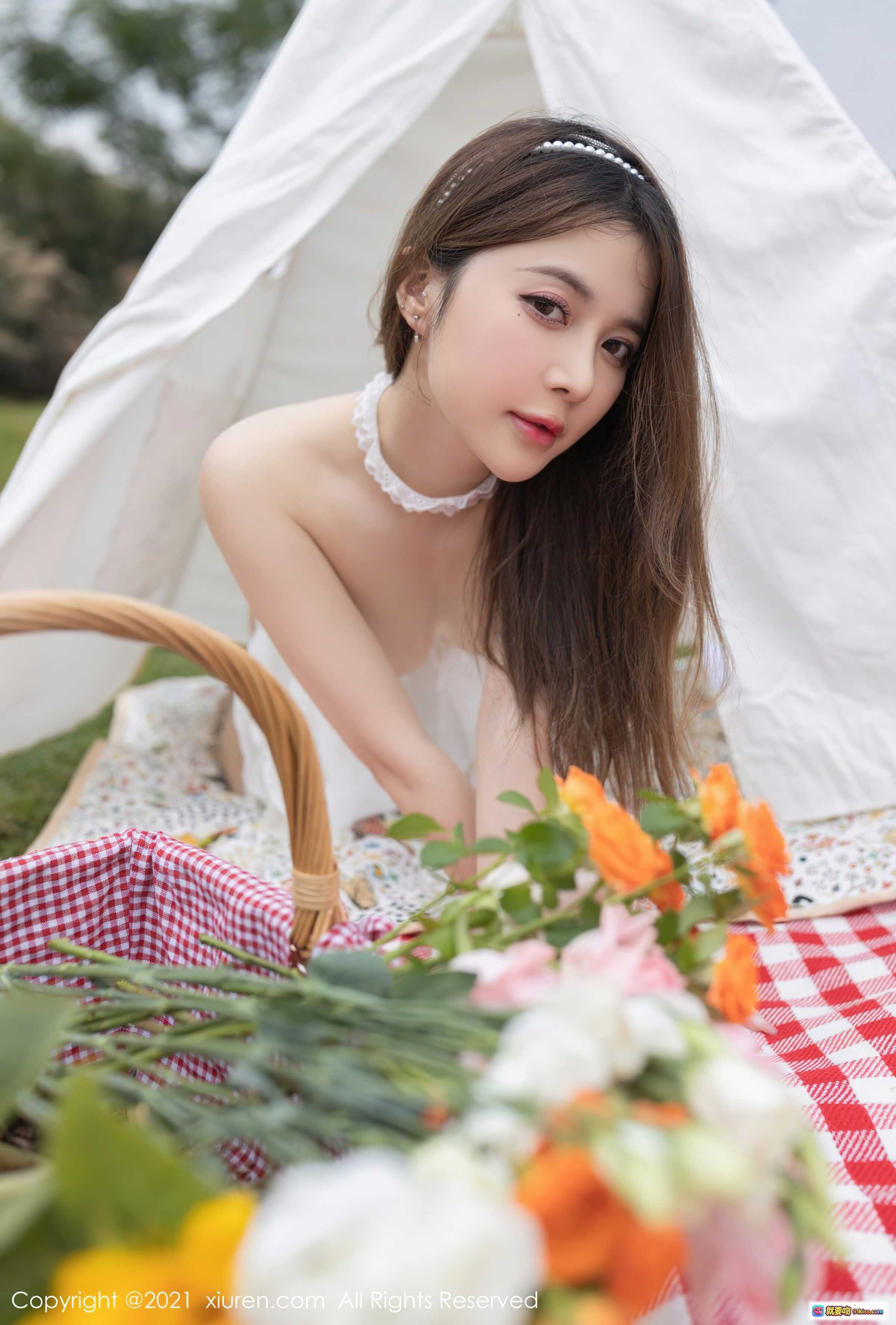 图片[8] - XiuRen秀人网2021.08.06 No.3767 鱼子酱Fish 白色帐篷户外写真 花边蕾丝裙 甜美少女风 自然光草地拍摄 精致妆容珍珠发箍 54张高清图集 - 就要吻