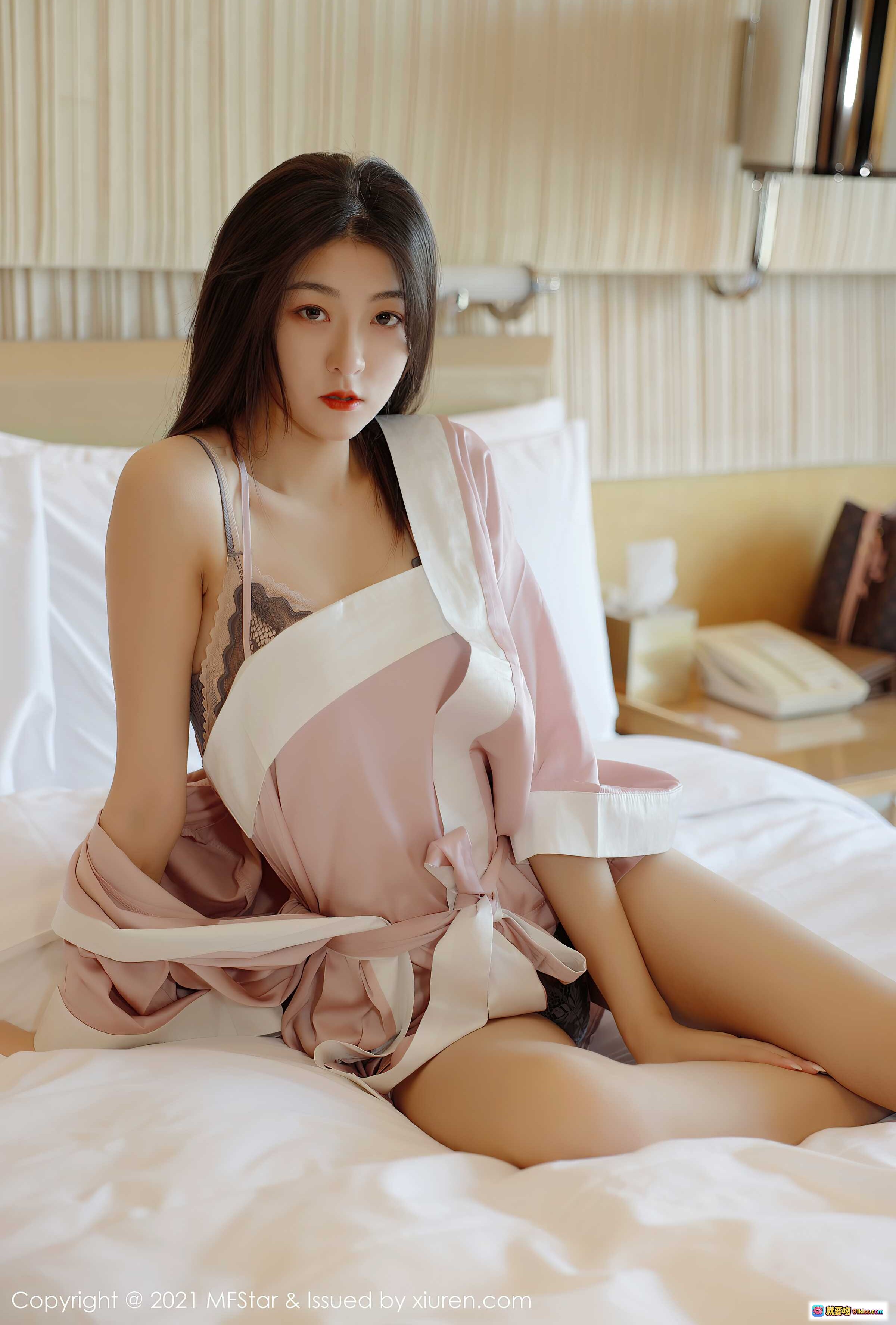 图片[10] - MFStar模范学院Laura苏雨彤2021.02.03 Vol.453 粉色睡衣床照写真 优雅长发红唇美腿性感私房摄影 - 就要吻