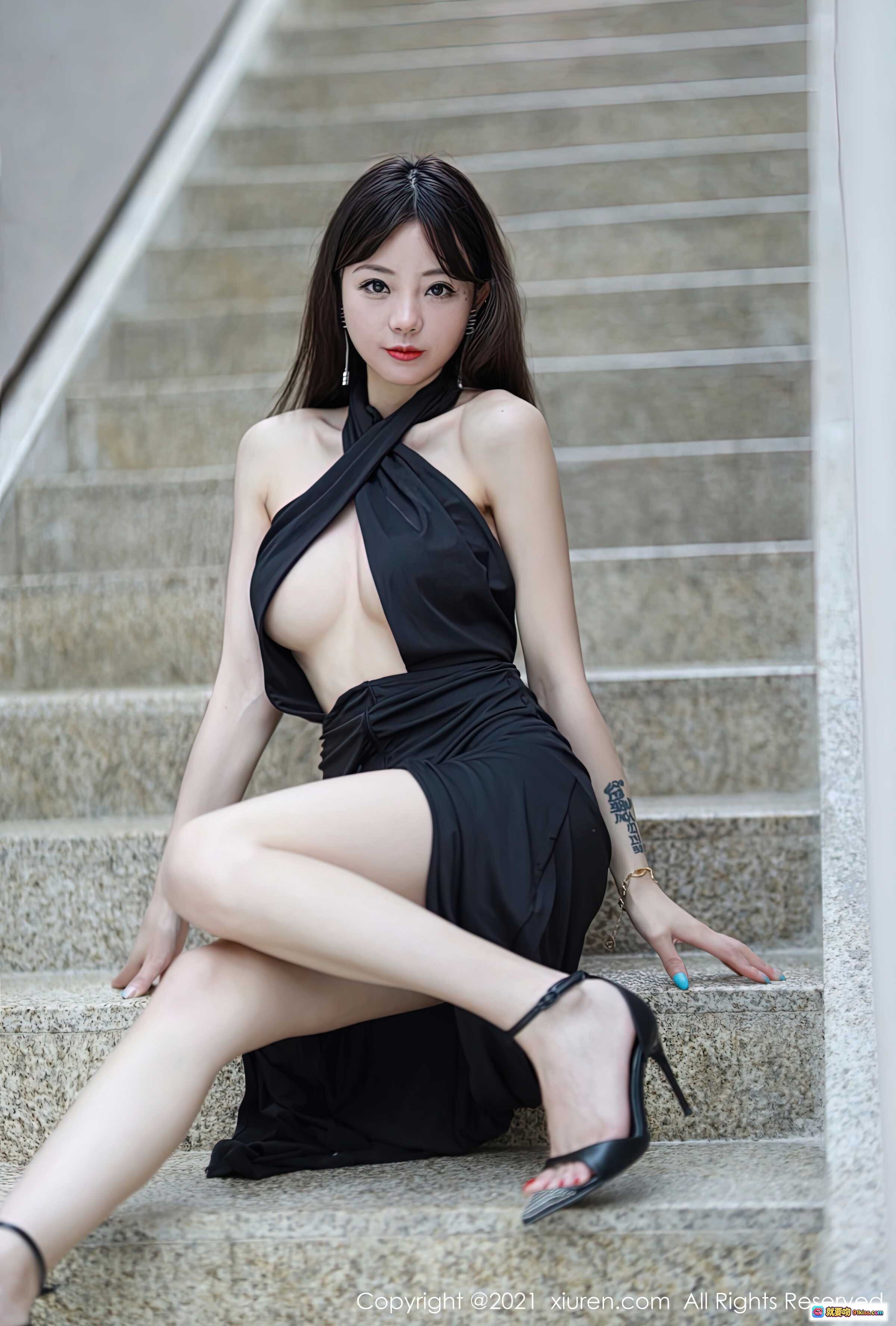 图片[1] - 佘贝拉bella黑裙性感写真 | 阶梯坐姿优雅迷人 | XiuRen秀人网2021.06.01 No.3487 - 就要吻