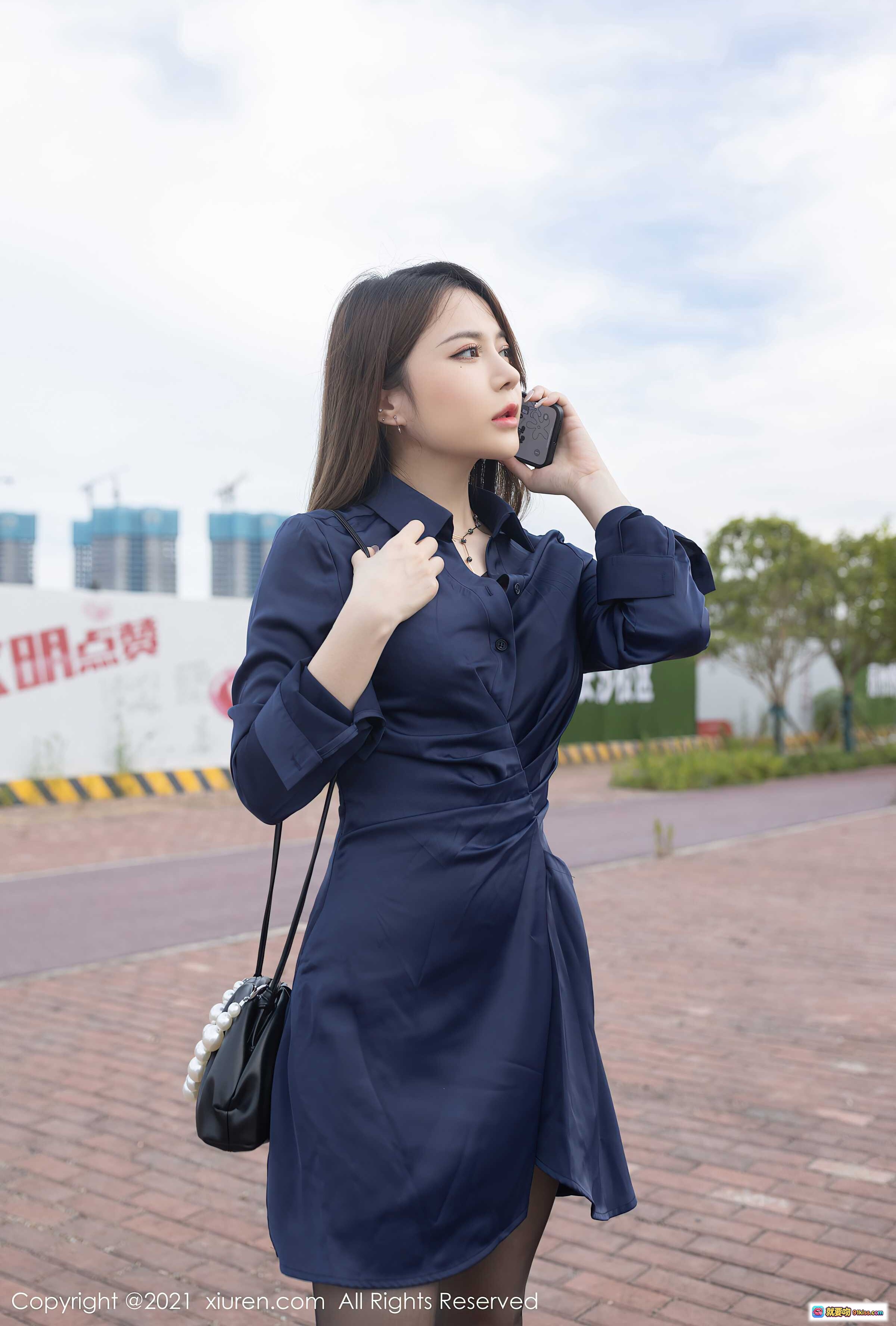 图片[3] - XiuRen秀人网2021.07.30 No.3739 鱼子酱Fish 蓝色衬衫裙 黑丝美腿 豹纹高跟 户外街拍 时尚写真 - 就要吻