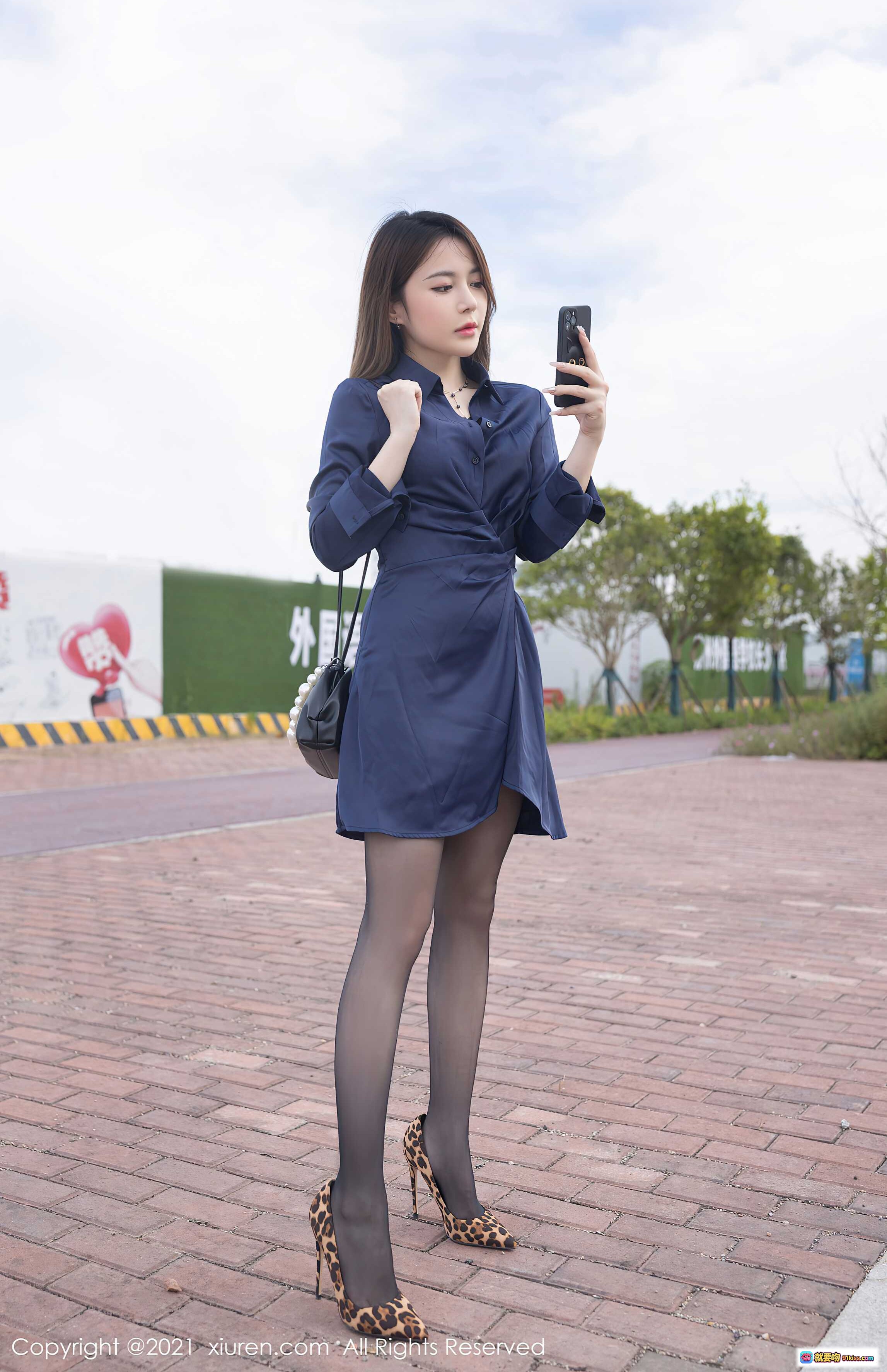 图片[2] - XiuRen秀人网2021.07.30 No.3739 鱼子酱Fish 蓝色衬衫裙 黑丝美腿 豹纹高跟 户外街拍 时尚写真 - 就要吻
