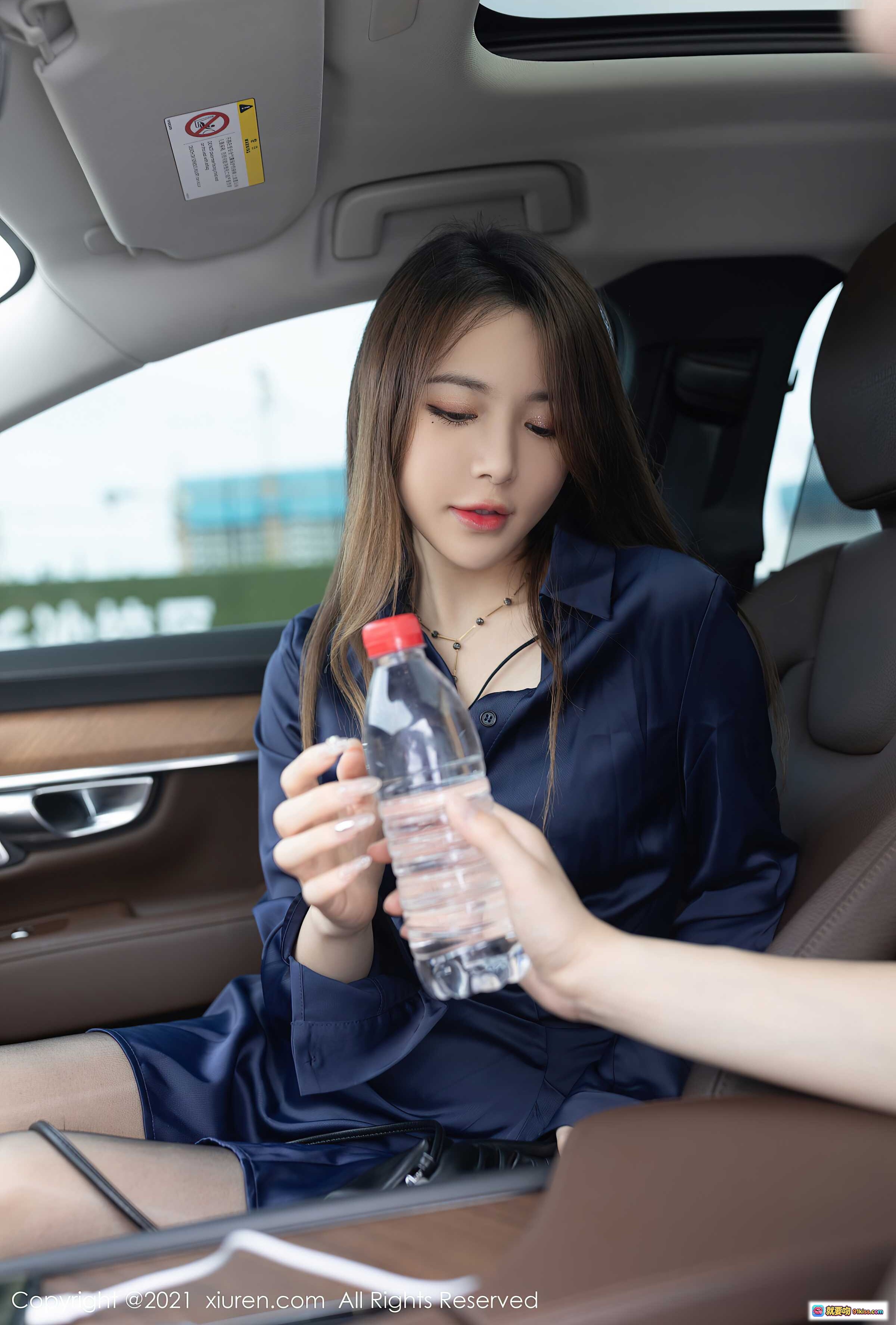 图片[10] - XiuRen秀人网2021.07.30 No.3739 鱼子酱Fish 蓝色衬衫裙 黑丝美腿 豹纹高跟 户外街拍 时尚写真 - 就要吻