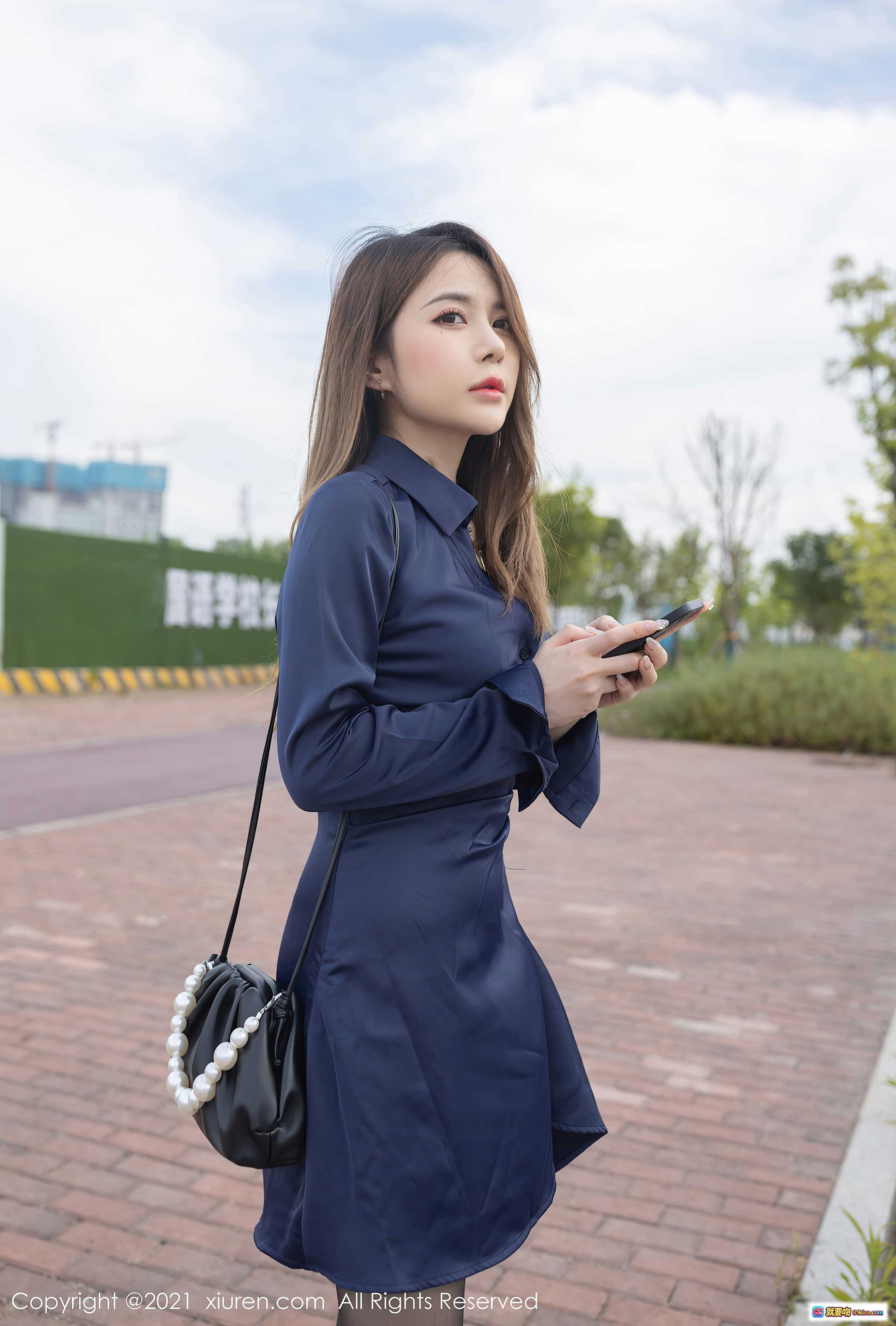 图片[5] - XiuRen秀人网2021.07.30 No.3739 鱼子酱Fish 蓝色衬衫裙 黑丝美腿 豹纹高跟 户外街拍 时尚写真 - 就要吻