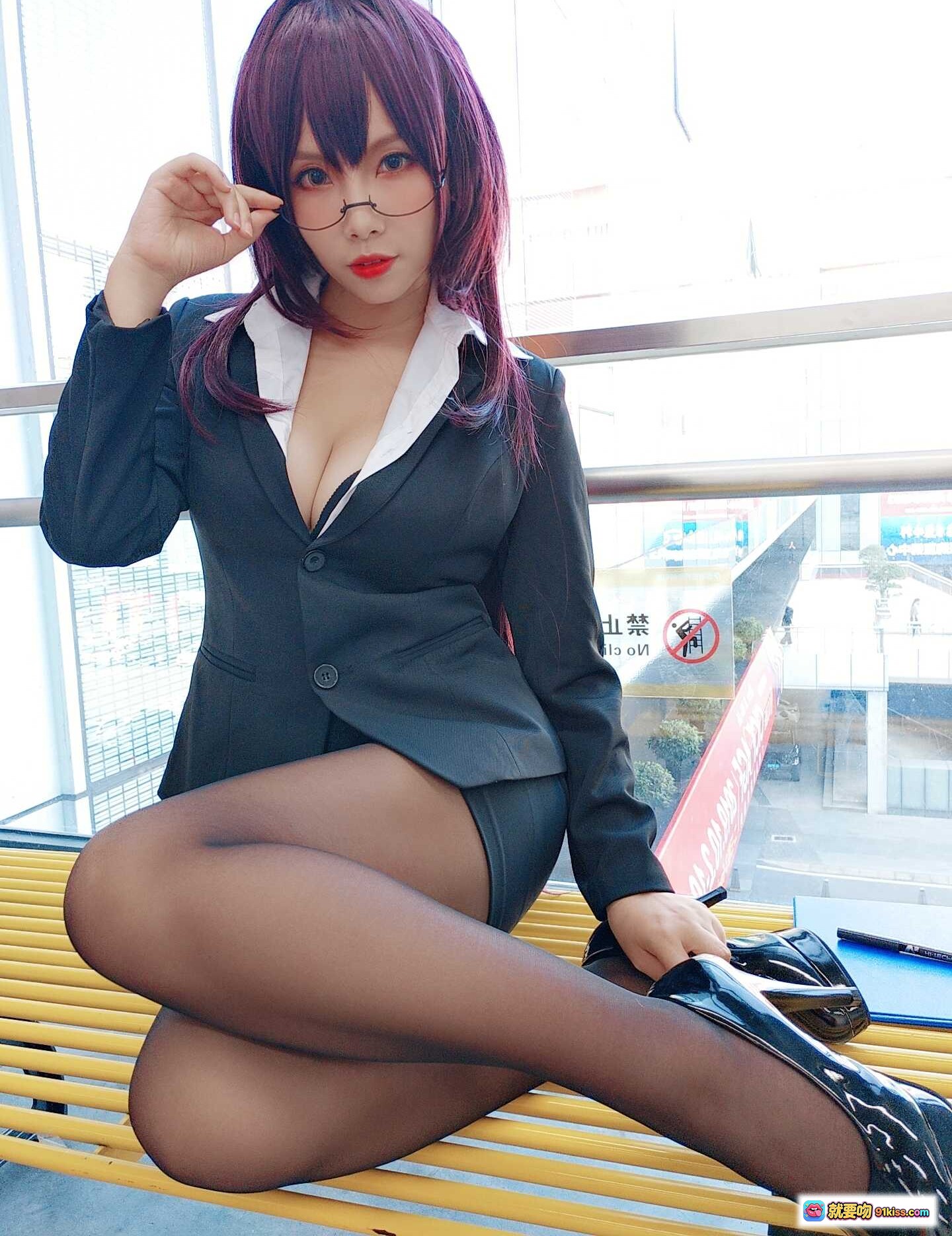 图片[1] - Neko薇薇NO.001斯卡哈cos自拍写真｜紫发眼镜OL制服黑丝美腿坐姿性感高清图集 - 就要吻