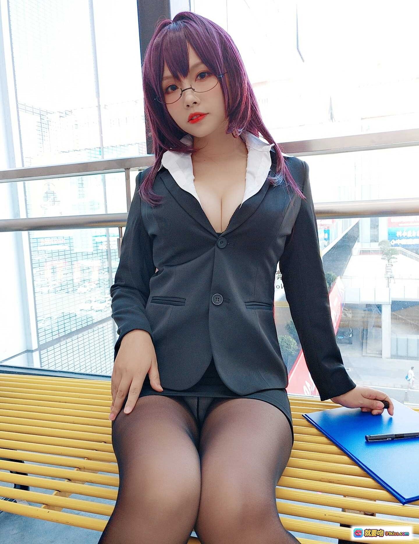 图片[5] - Neko薇薇NO.001斯卡哈cos自拍写真｜紫发眼镜OL制服黑丝美腿坐姿性感高清图集 - 就要吻