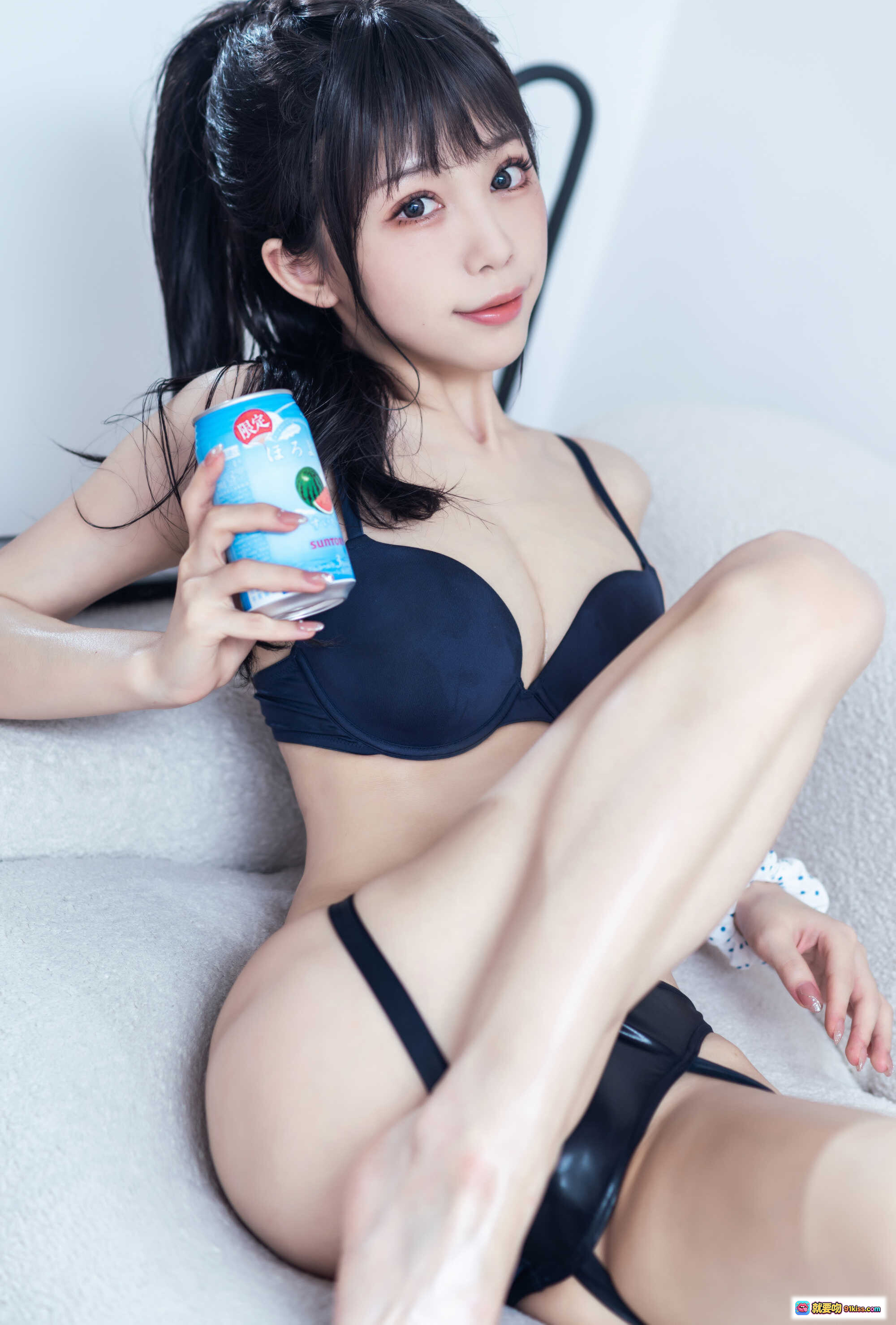 图片[3] - 水淼Aqua NO.092运动内衣写真｜湿发健身少女手持水瓶自拍｜黑蓝运动套装+粉色瑜伽球场景 - 就要吻