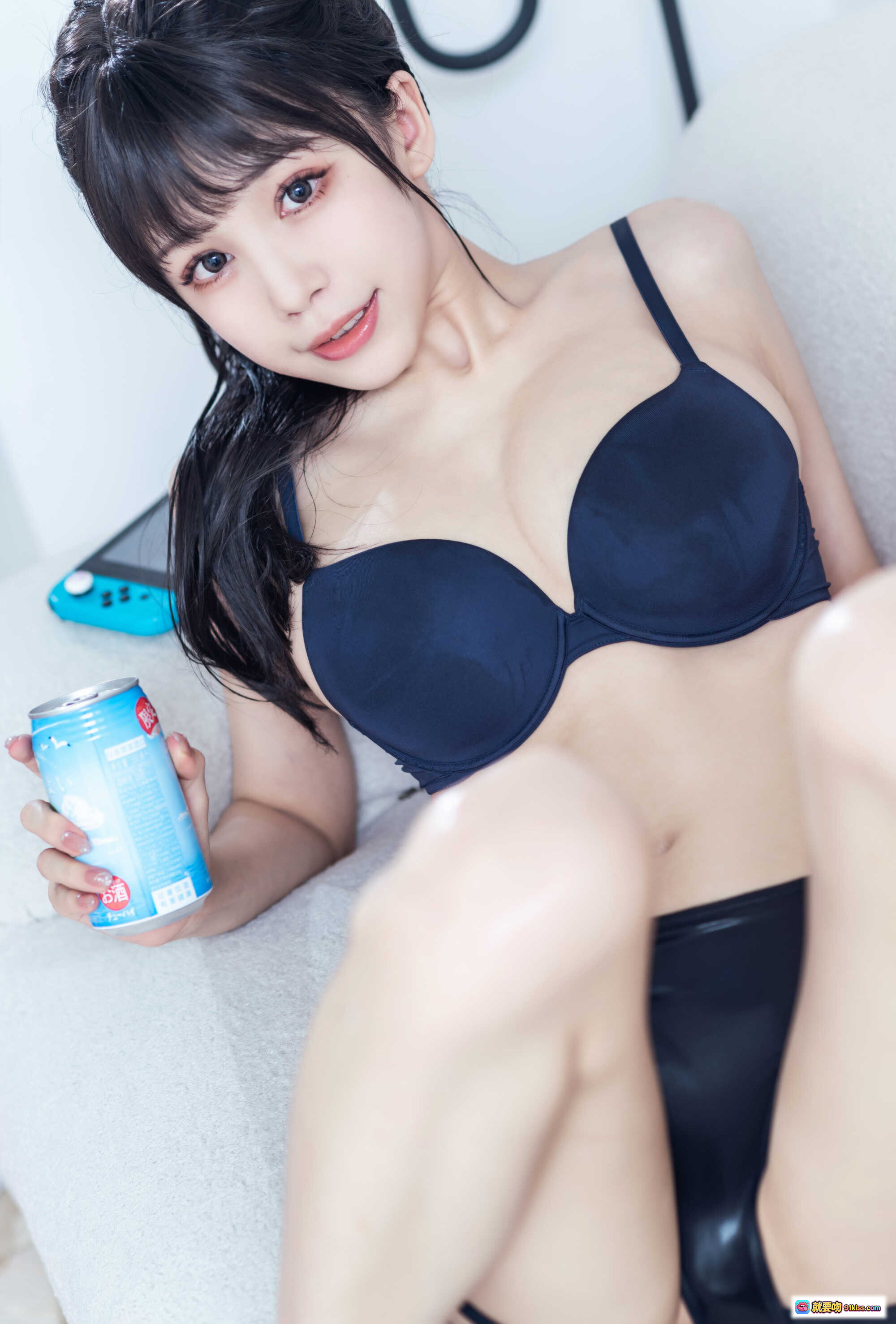 图片[7] - 水淼Aqua NO.092运动内衣写真｜湿发健身少女手持水瓶自拍｜黑蓝运动套装+粉色瑜伽球场景 - 就要吻