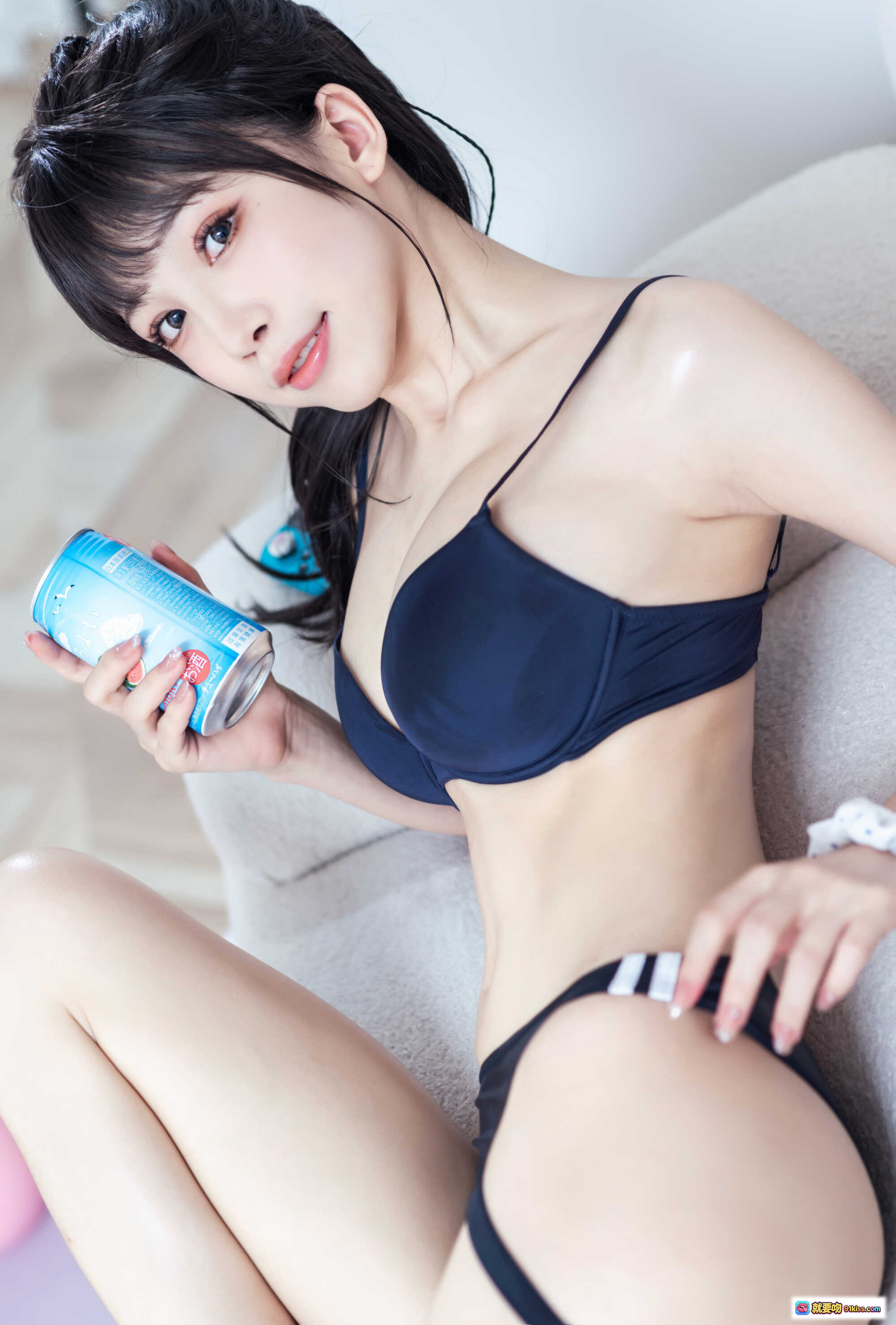 图片[5] - 水淼Aqua NO.092运动内衣写真｜湿发健身少女手持水瓶自拍｜黑蓝运动套装+粉色瑜伽球场景 - 就要吻