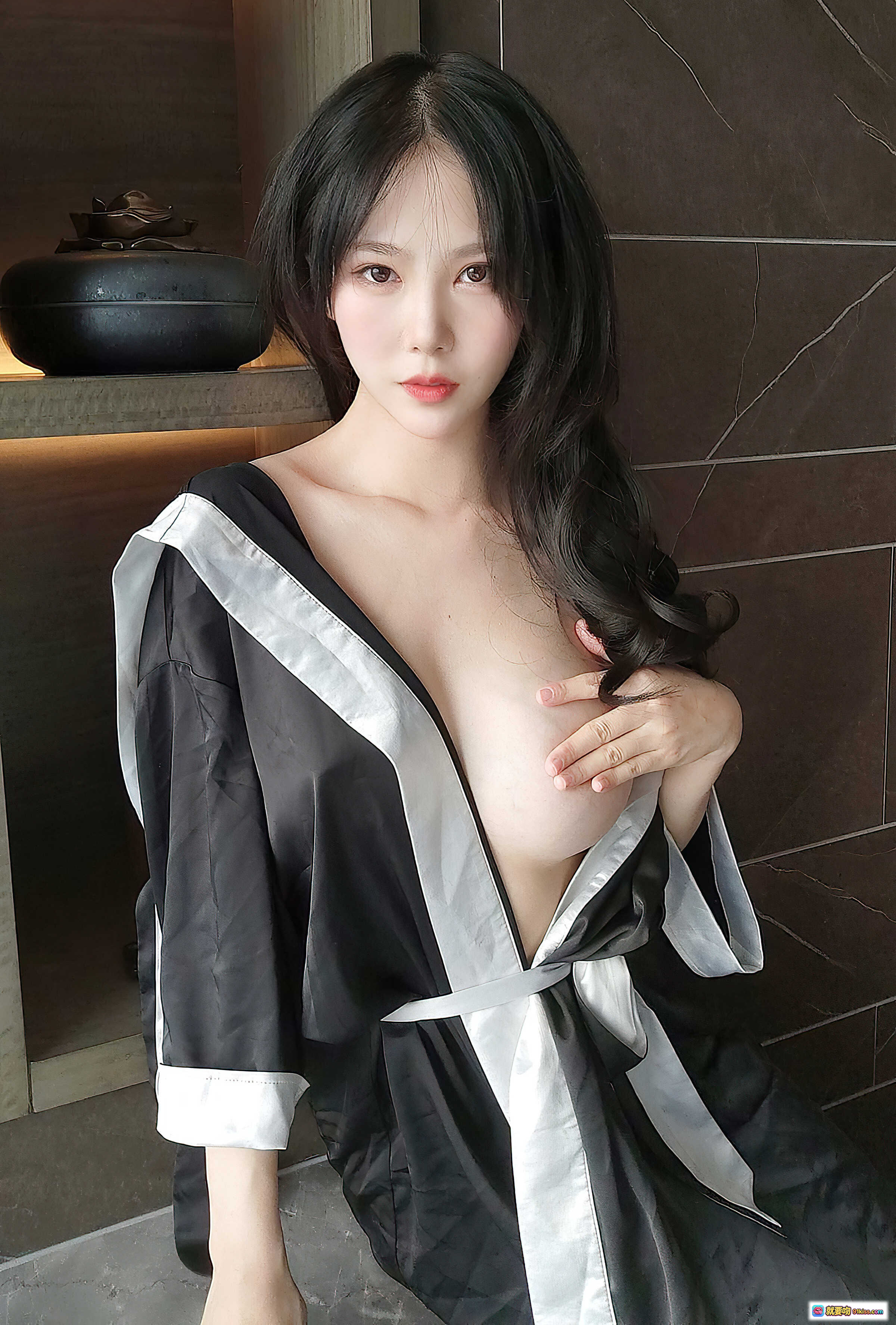 图片[7] - 抖娘利世NO.058今夜不归写真 丝质浴袍黑发性感私房浴室美图22P - 就要吻