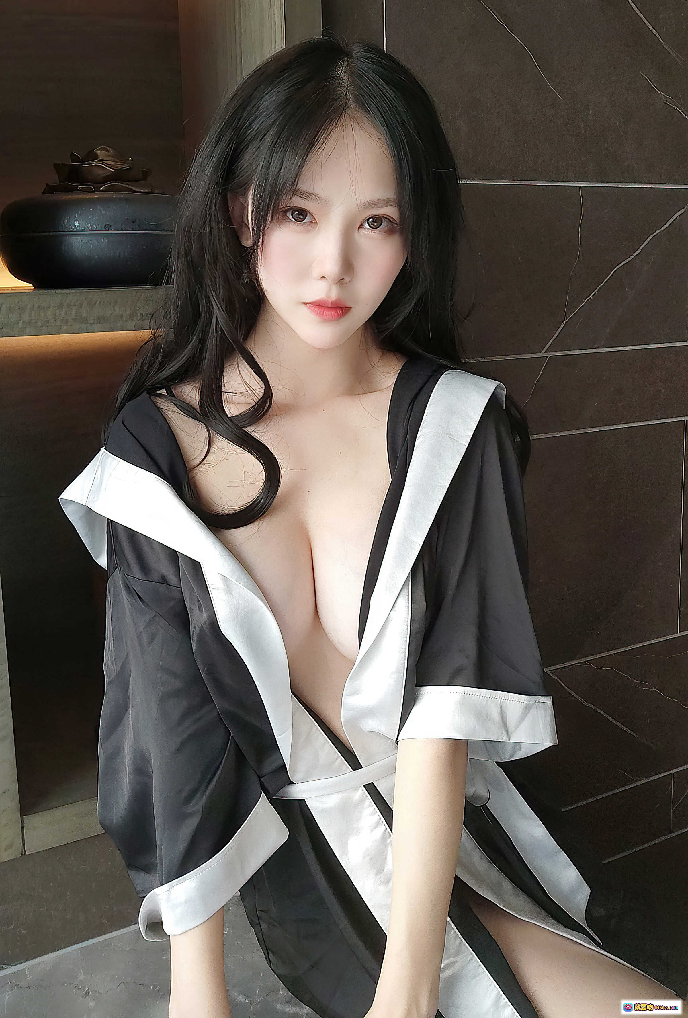 图片[8] - 抖娘利世NO.058今夜不归写真 丝质浴袍黑发性感私房浴室美图22P - 就要吻