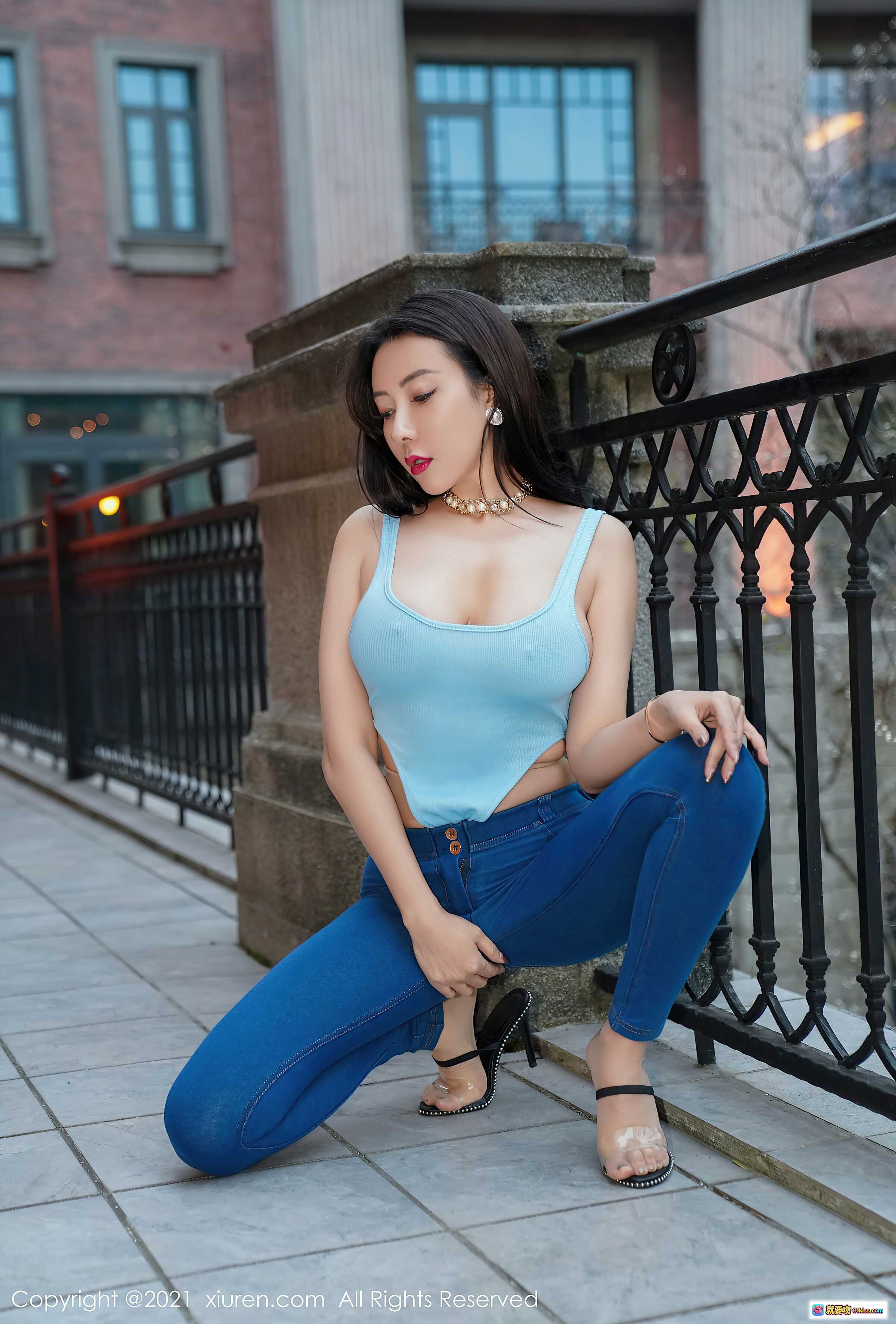 图片[1] - 果儿Victoria街拍写真｜浅蓝吊带牛仔裤高跟鞋｜秀人网2021.04.21 VOL.3326 - 就要吻