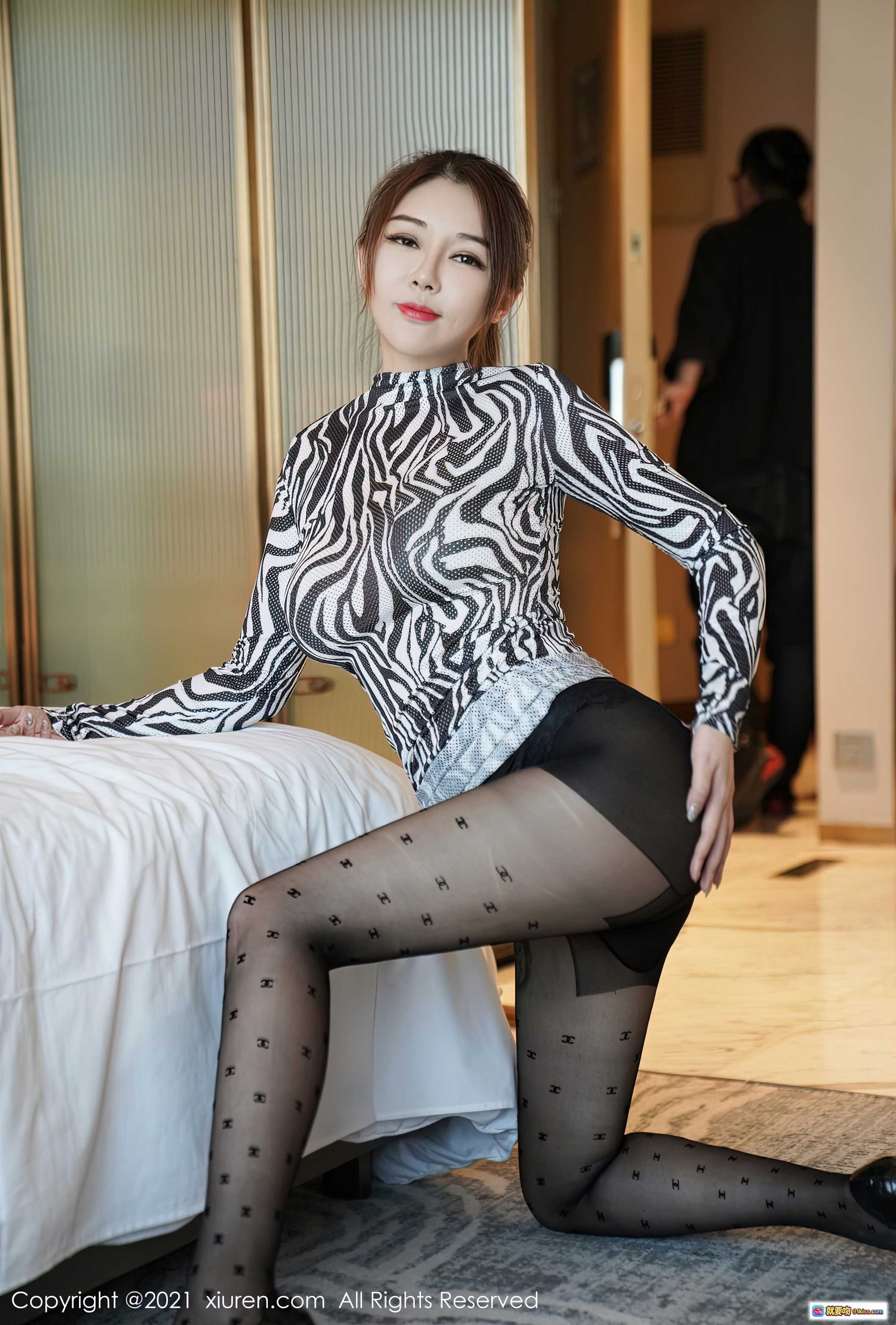 图片[8] - 凯竹廿十黑白斑马纹上衣+黑丝美腿写真 | XiuRen秀人网2021.05.18 No.3424高清图集 - 就要吻