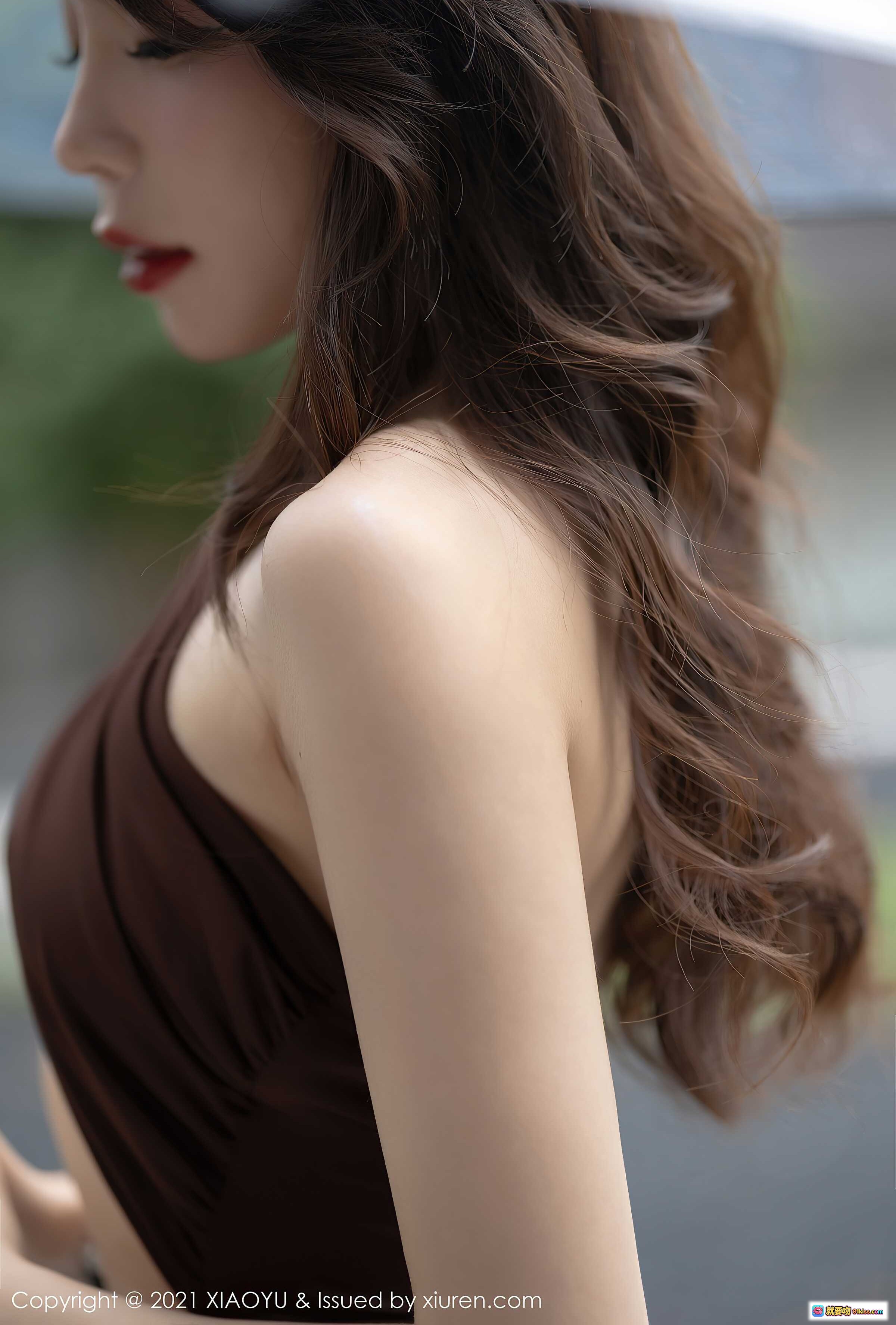 图片[5] - 芝芝Booty性感写真：透明雨伞+棕色紧身裙+丝袜美腿+都市街拍风 - 就要吻