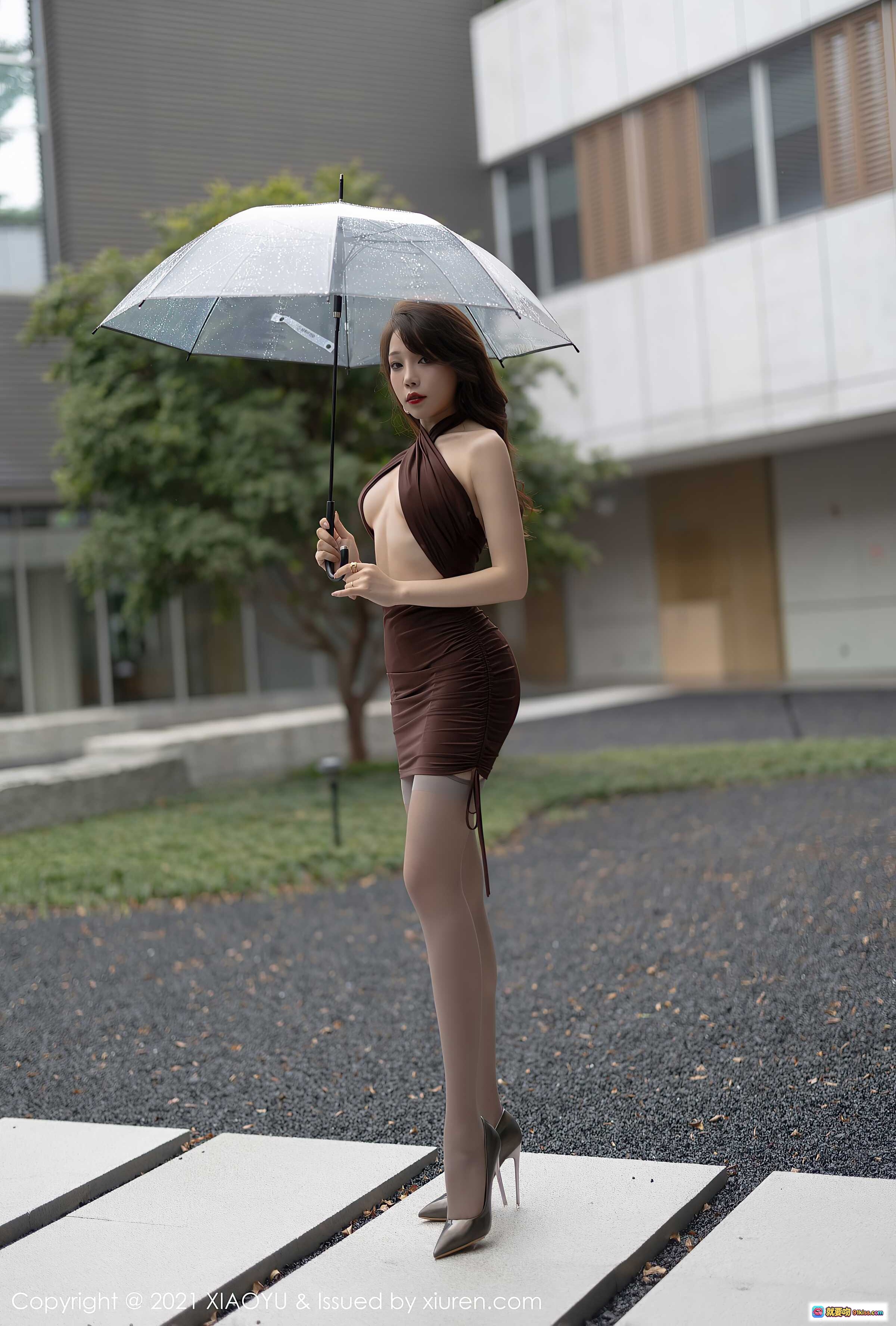图片[2] - 芝芝Booty性感写真：透明雨伞+棕色紧身裙+丝袜美腿+都市街拍风 - 就要吻