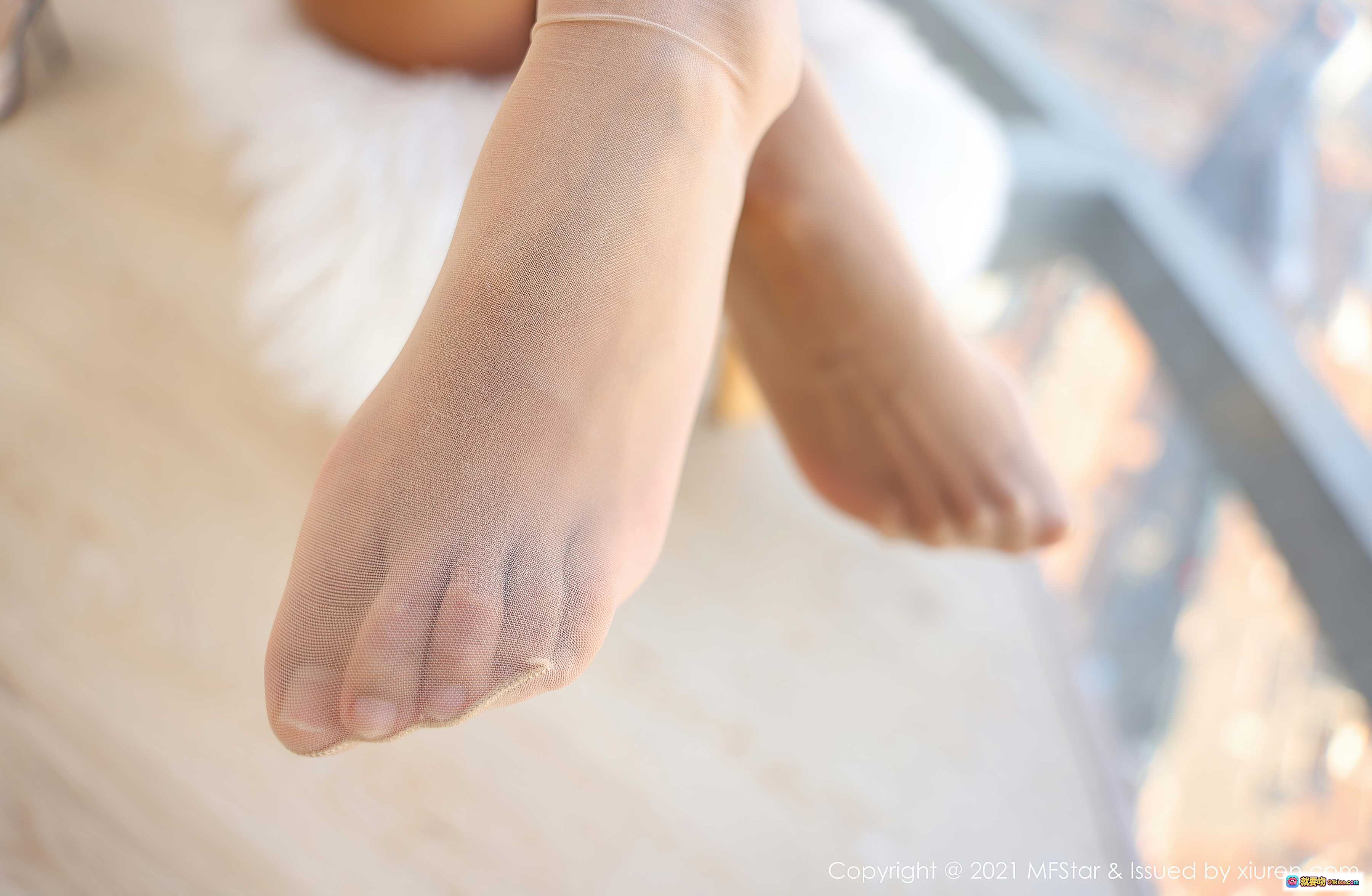 图片[2] - MFStar模范学院药儿2021.04.12 Vol.481 白色西装+肉丝美腿+高跟鞋+眼镜御姐风室内写真 - 就要吻