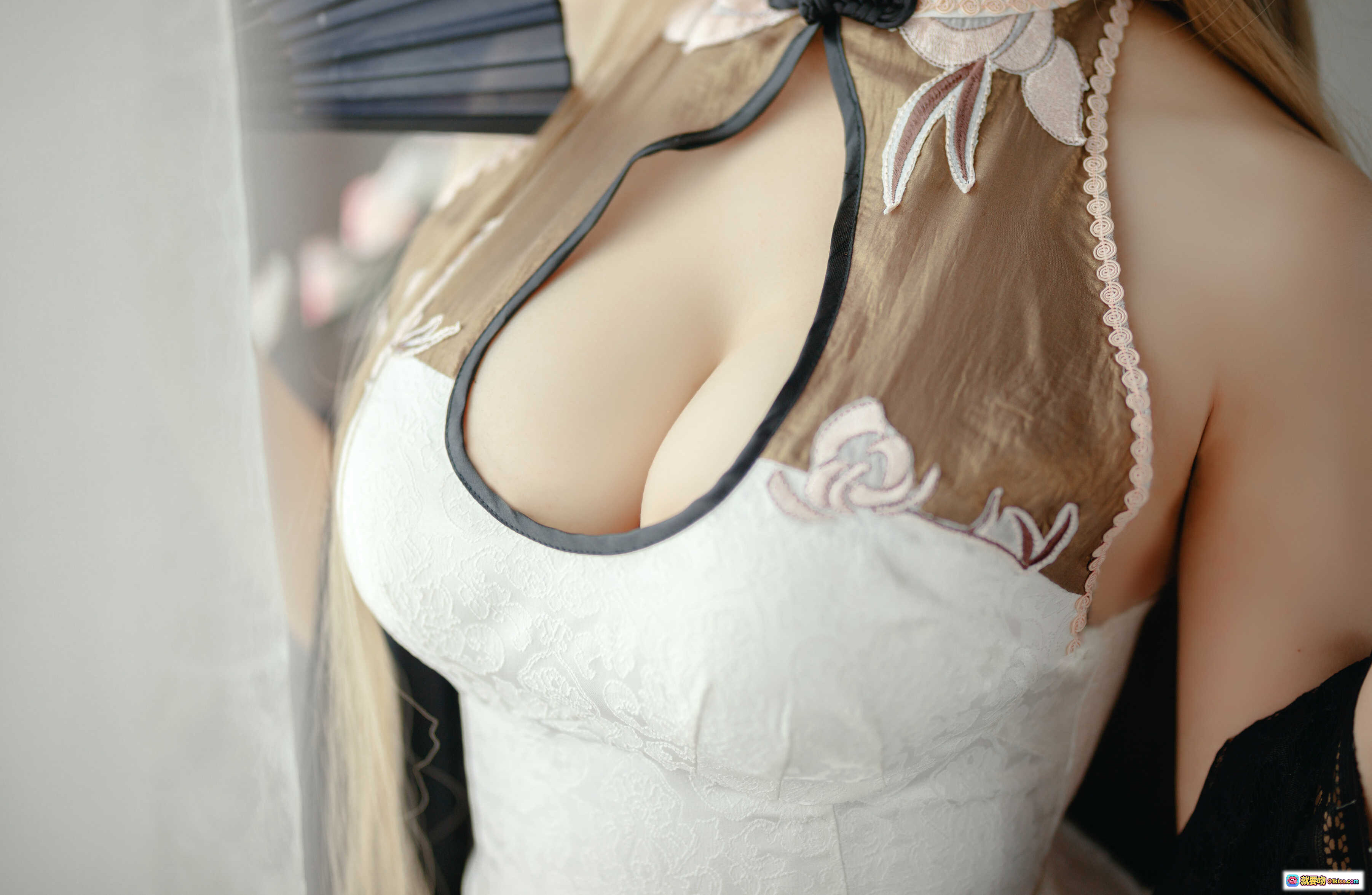 图片[2] - 猫田圣奈奈 NO.006 白玉佳人 旗袍写真 美少女 Cosplay 白色蕾丝 黑纱披肩 圆窗柔光 樱花枝饰 优雅古典风 - 就要吻