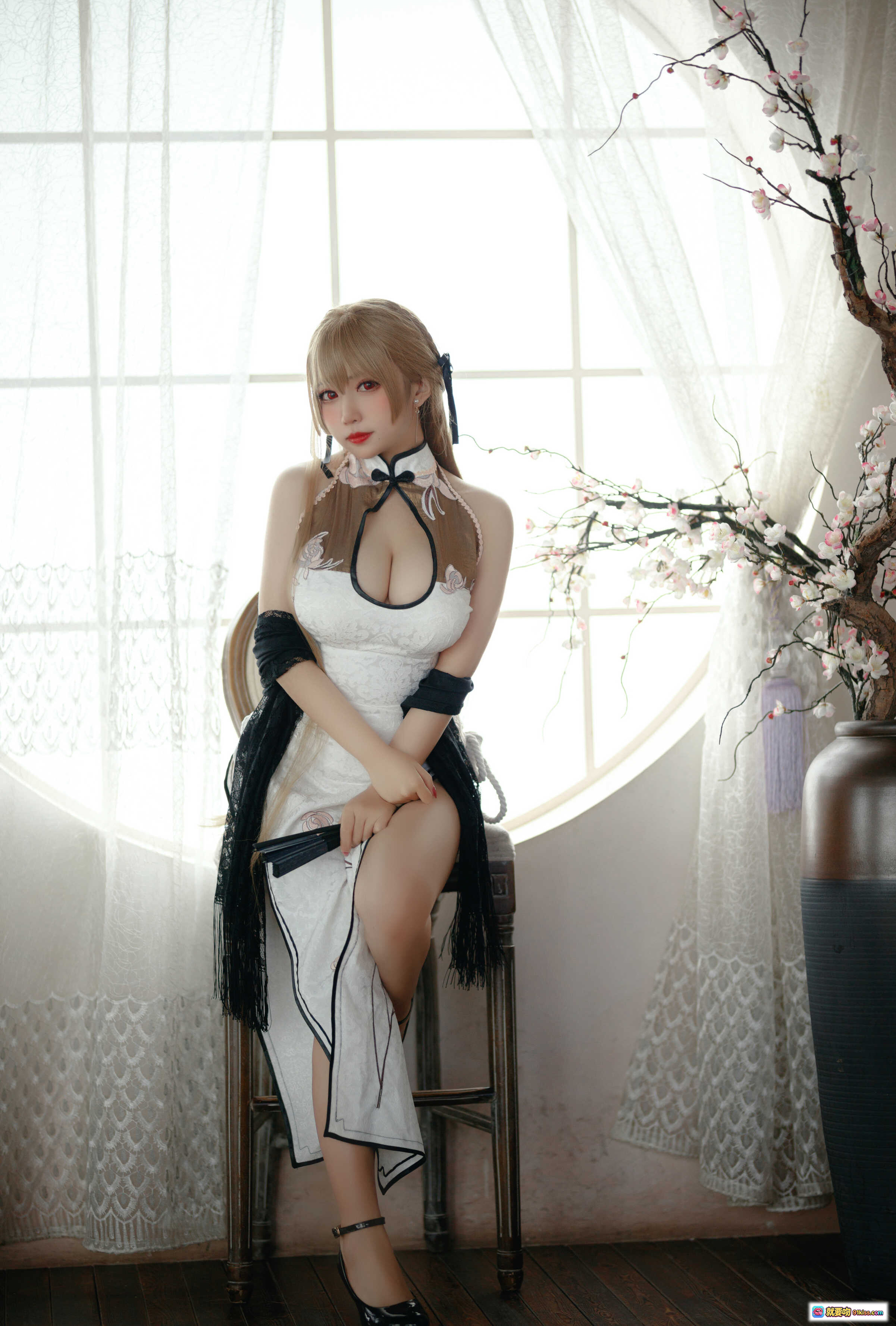 图片[4] - 猫田圣奈奈 NO.006 白玉佳人 旗袍写真 美少女 Cosplay 白色蕾丝 黑纱披肩 圆窗柔光 樱花枝饰 优雅古典风 - 就要吻