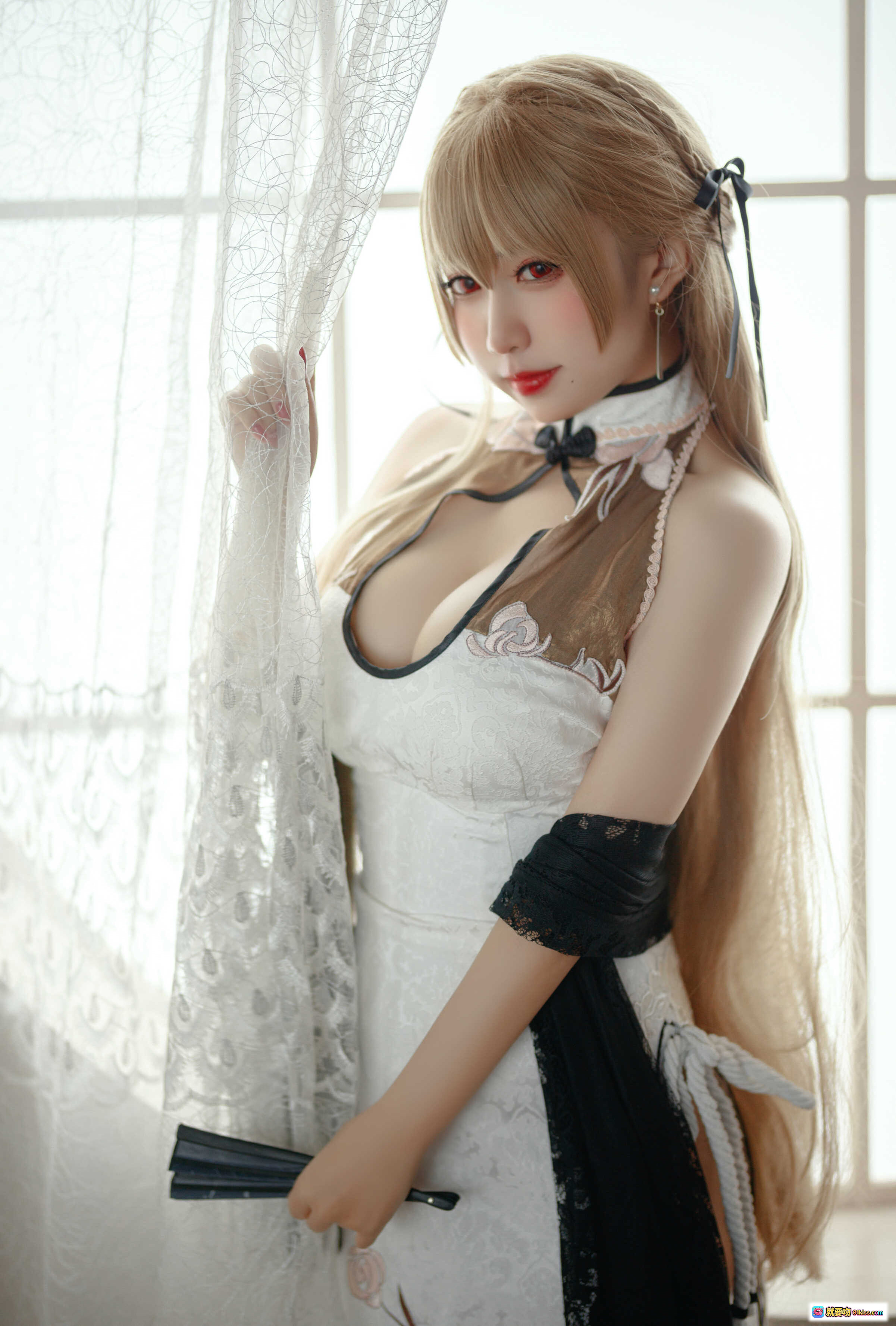 图片[10] - 猫田圣奈奈 NO.006 白玉佳人 旗袍写真 美少女 Cosplay 白色蕾丝 黑纱披肩 圆窗柔光 樱花枝饰 优雅古典风 - 就要吻