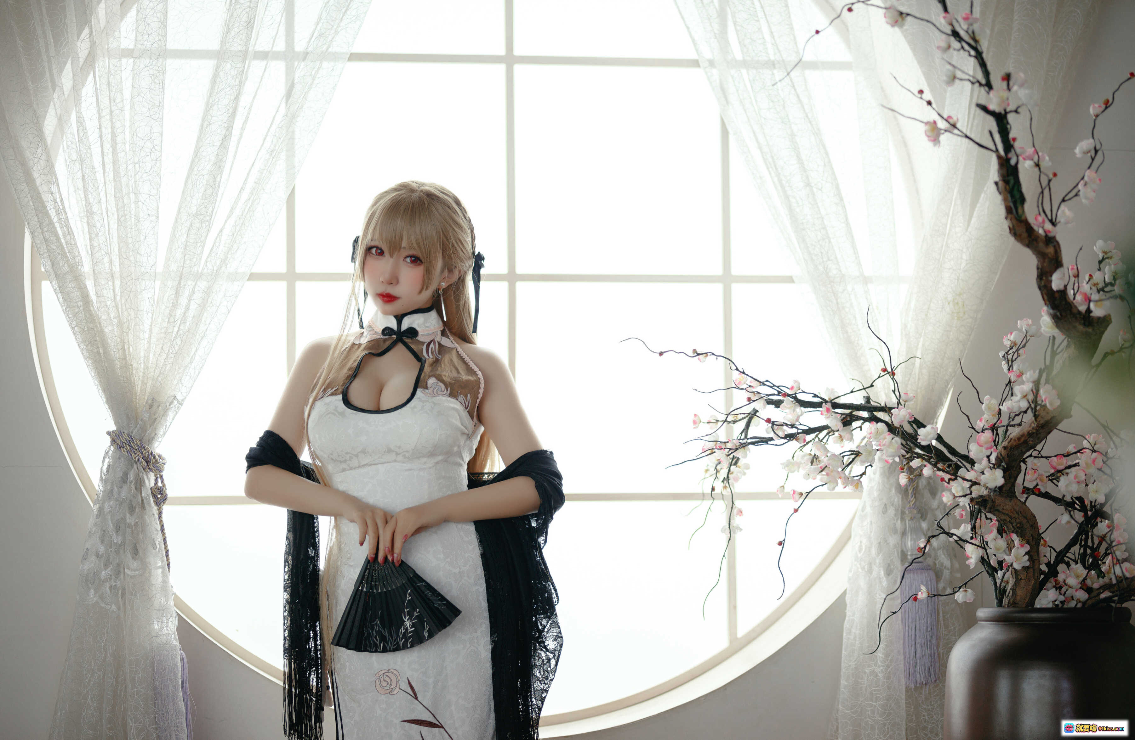 图片[1] - 猫田圣奈奈 NO.006 白玉佳人 旗袍写真 美少女 Cosplay 白色蕾丝 黑纱披肩 圆窗柔光 樱花枝饰 优雅古典风 - 就要吻