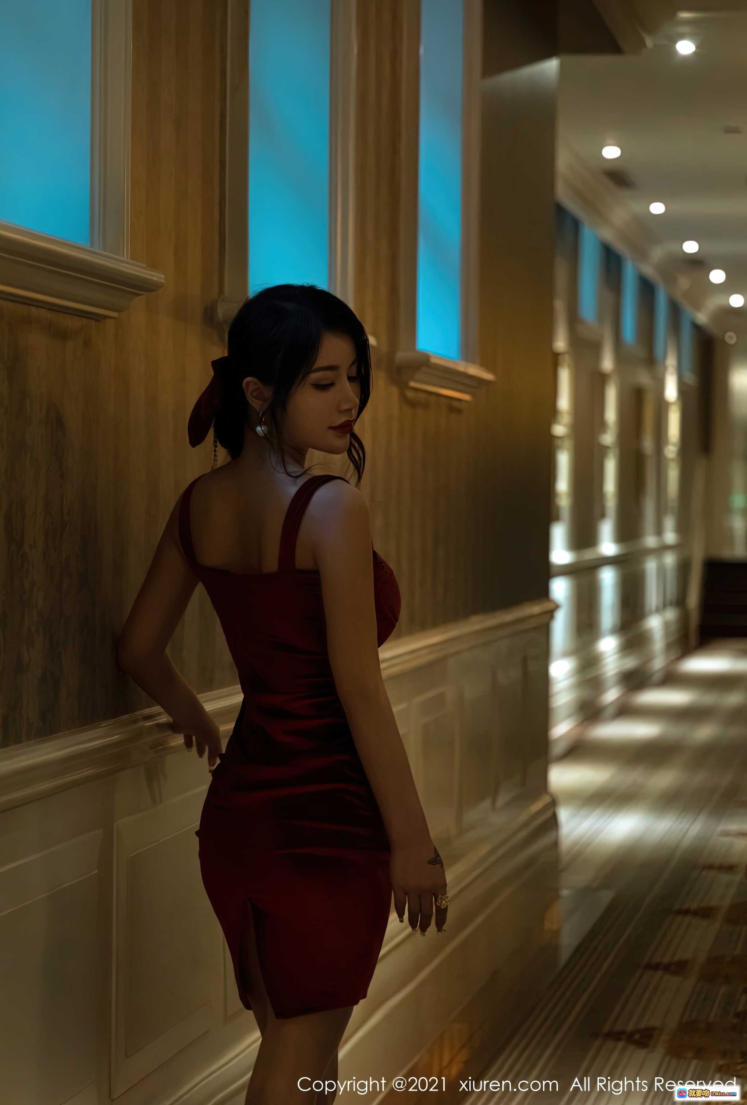 图片[1] - 美七Mia红裙优雅走廊写真 | XiuRen秀人网2021.07.19 No.3681高清人像摄影 - 就要吻
