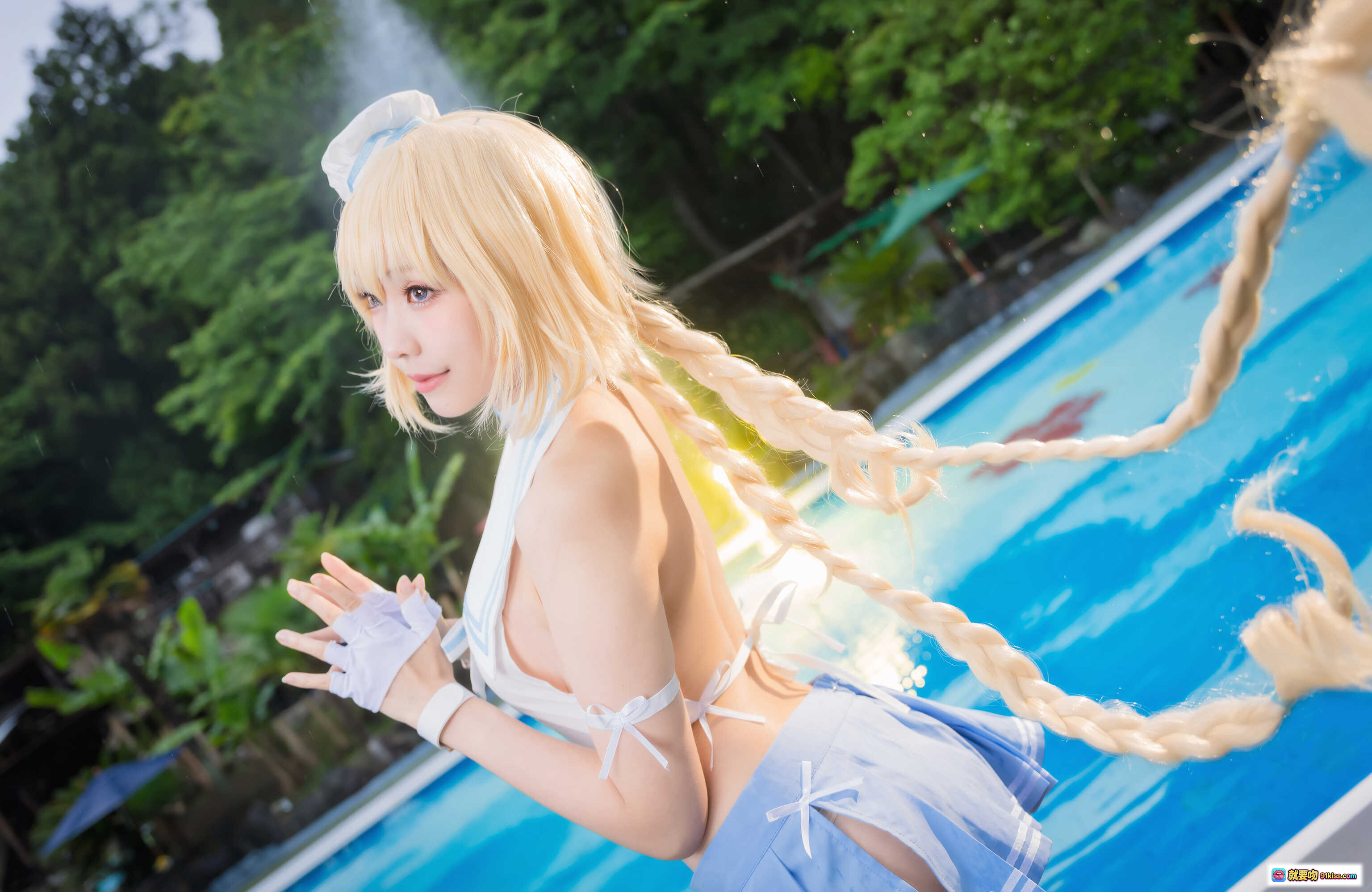 图片[1] - ElyEE子NO.069圣女贞德cosplay泳池写真 金发双马尾 白蓝系服装 水花飞溅自然光户外拍摄 22P高清图集 - 就要吻