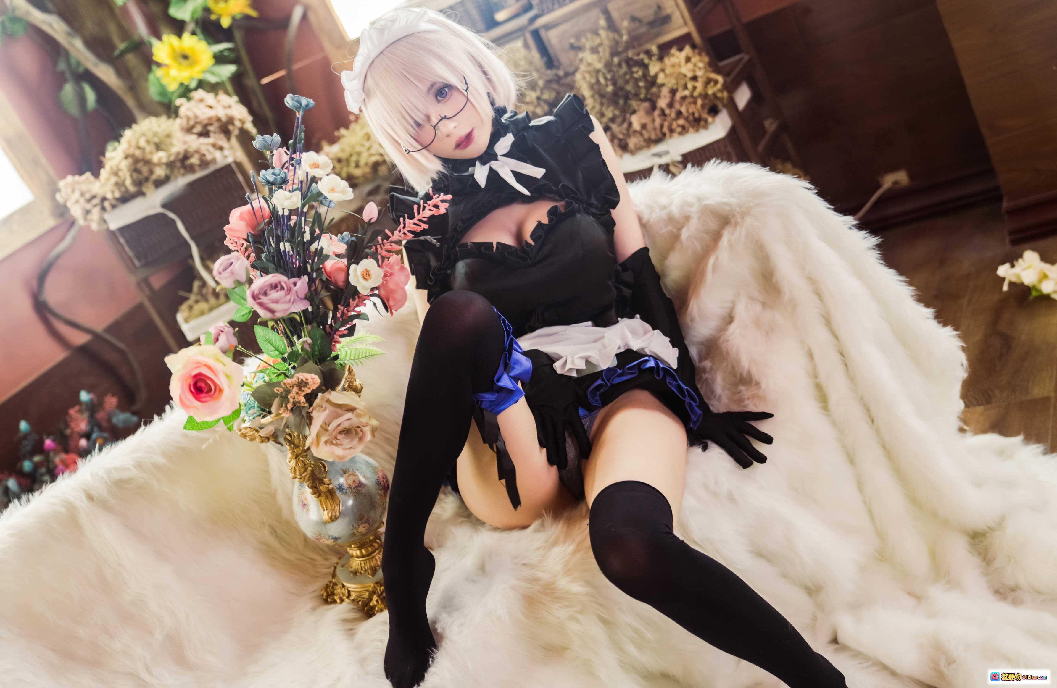 图片[10] - 西园寺南歌NO.009玛修女仆Cosplay写真｜黑紫蕾丝女仆装+眼镜白发+酒窖背景+性感坐姿+35P高清图集 - 就要吻