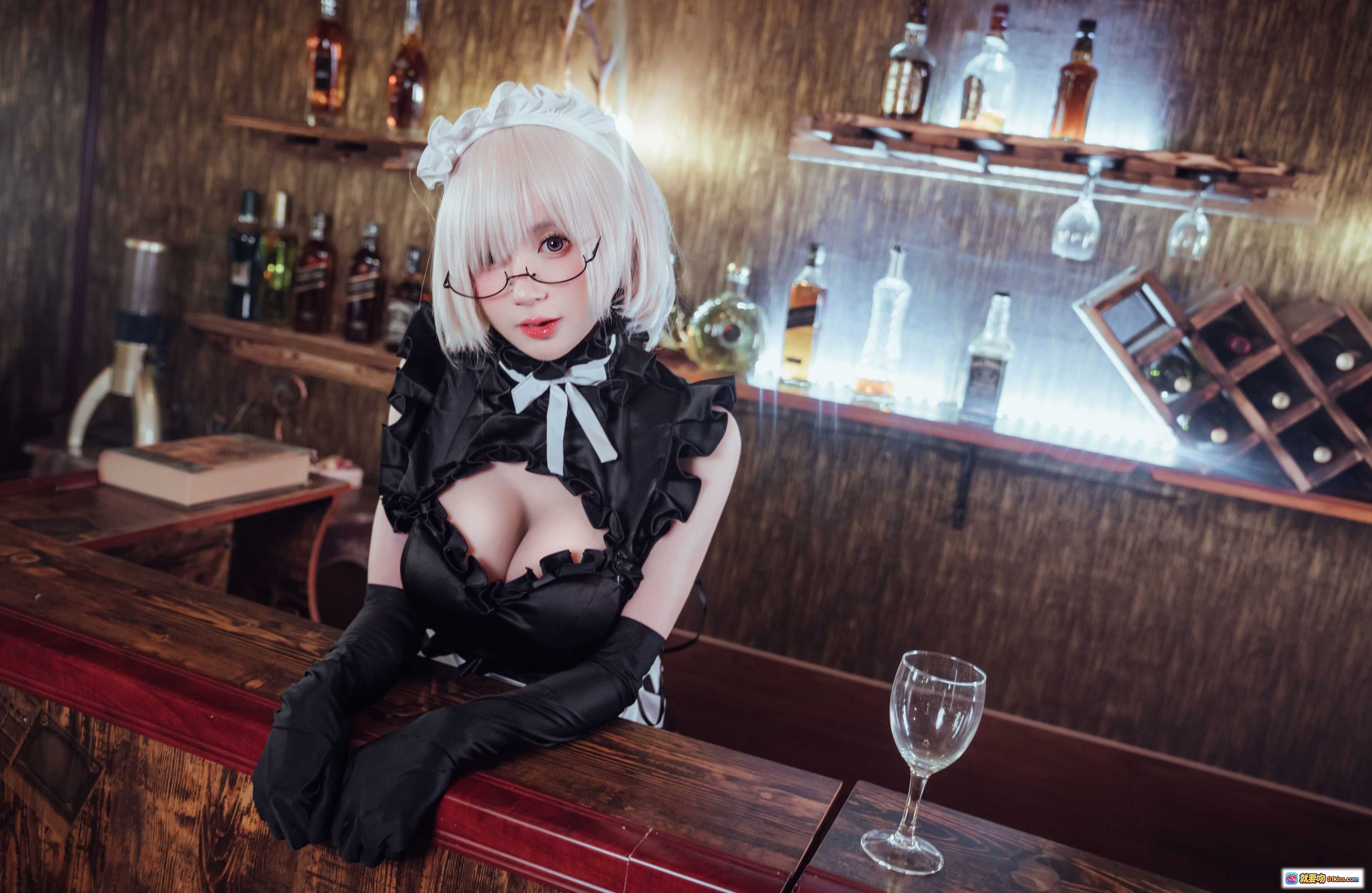 图片[5] - 西园寺南歌NO.009玛修女仆Cosplay写真｜黑紫蕾丝女仆装+眼镜白发+酒窖背景+性感坐姿+35P高清图集 - 就要吻