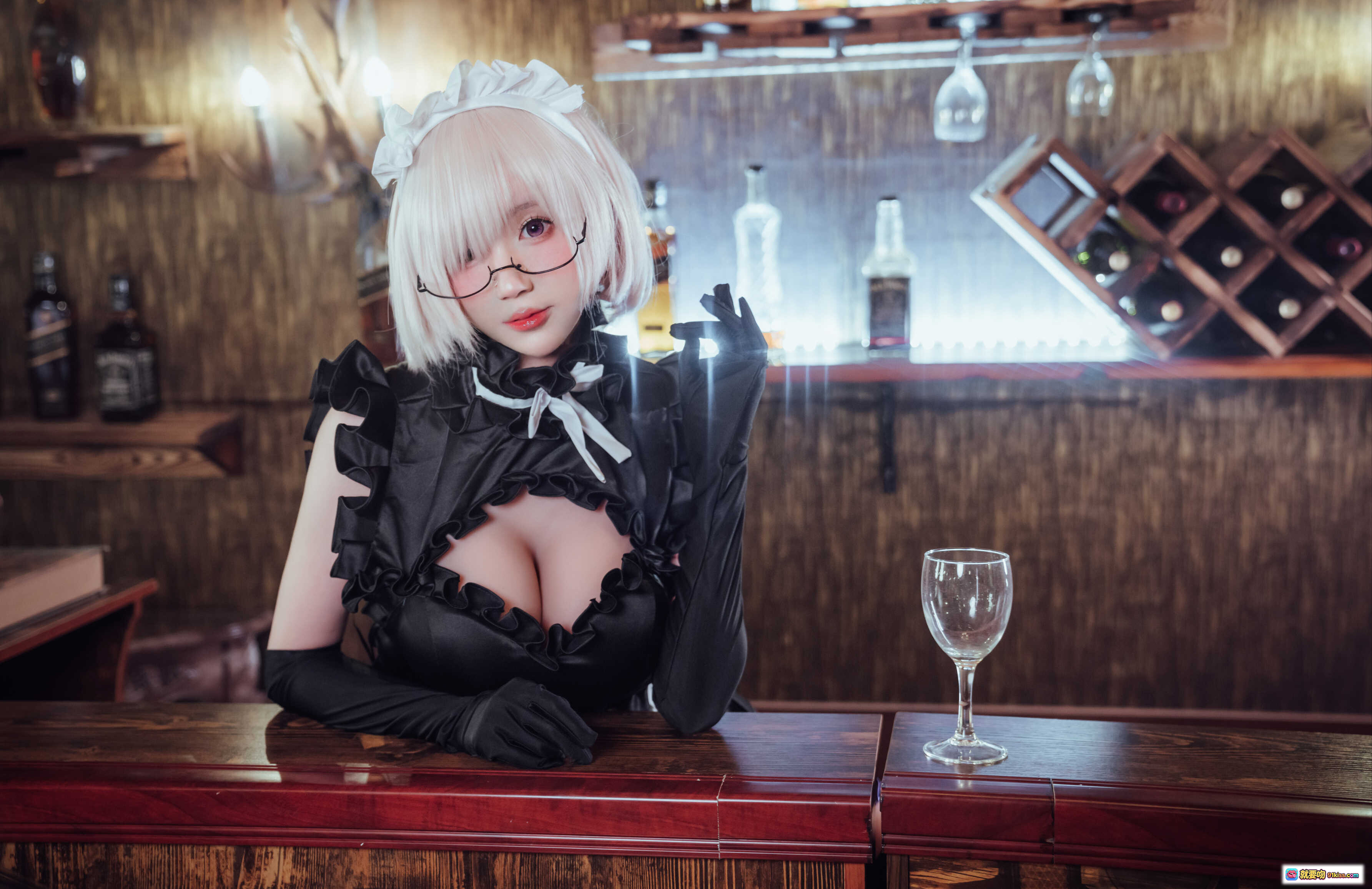 图片[7] - 西园寺南歌NO.009玛修女仆Cosplay写真｜黑紫蕾丝女仆装+眼镜白发+酒窖背景+性感坐姿+35P高清图集 - 就要吻