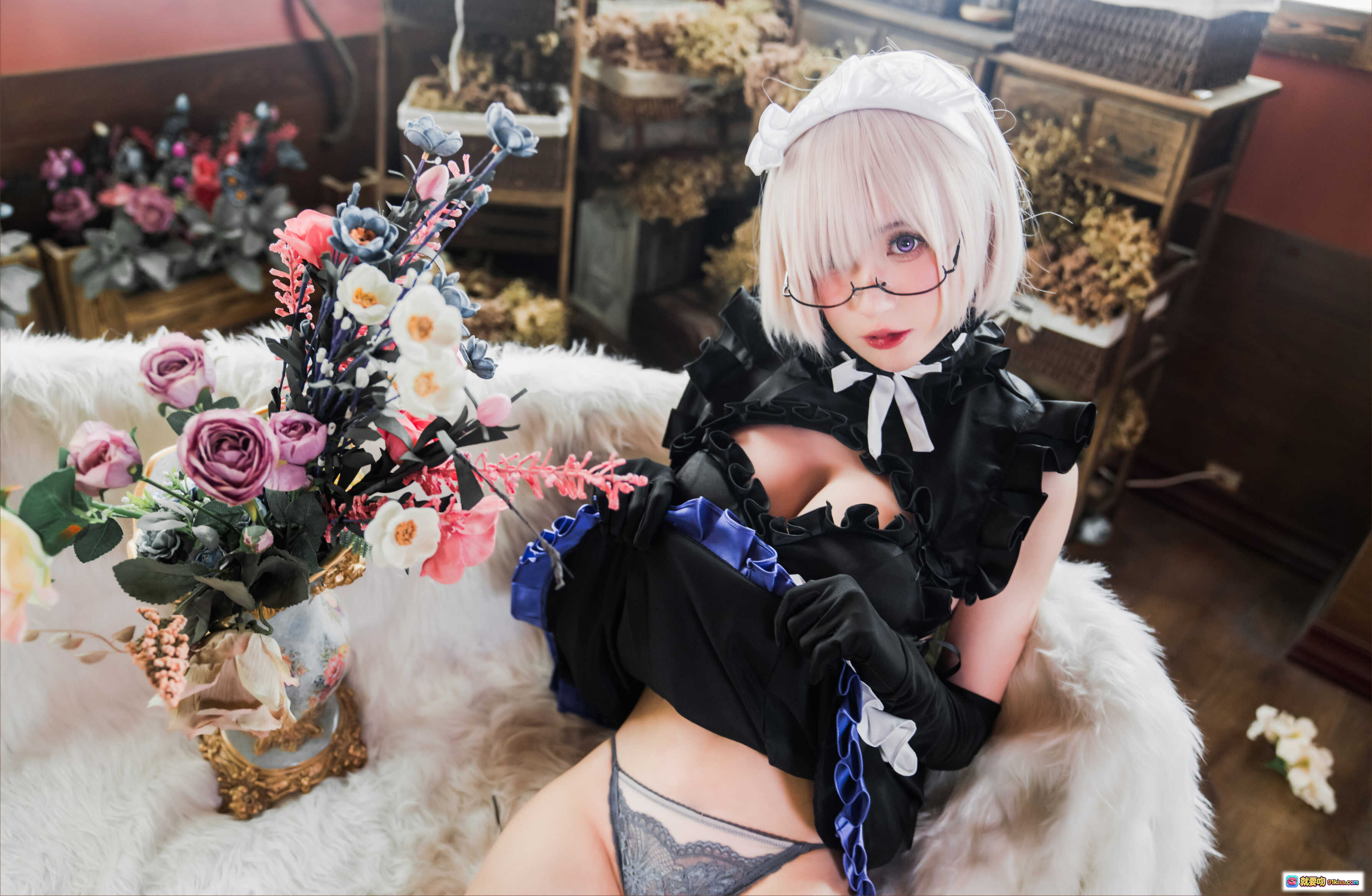 图片[6] - 西园寺南歌NO.009玛修女仆Cosplay写真｜黑紫蕾丝女仆装+眼镜白发+酒窖背景+性感坐姿+35P高清图集 - 就要吻