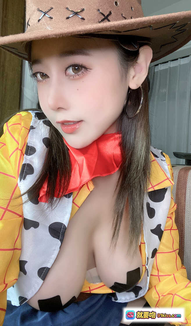 图片[4] - 奈汐酱cos胡迪牛仔装自拍写真 黄格子衬衫红围巾波点丝袜沙发美拍 - 就要吻